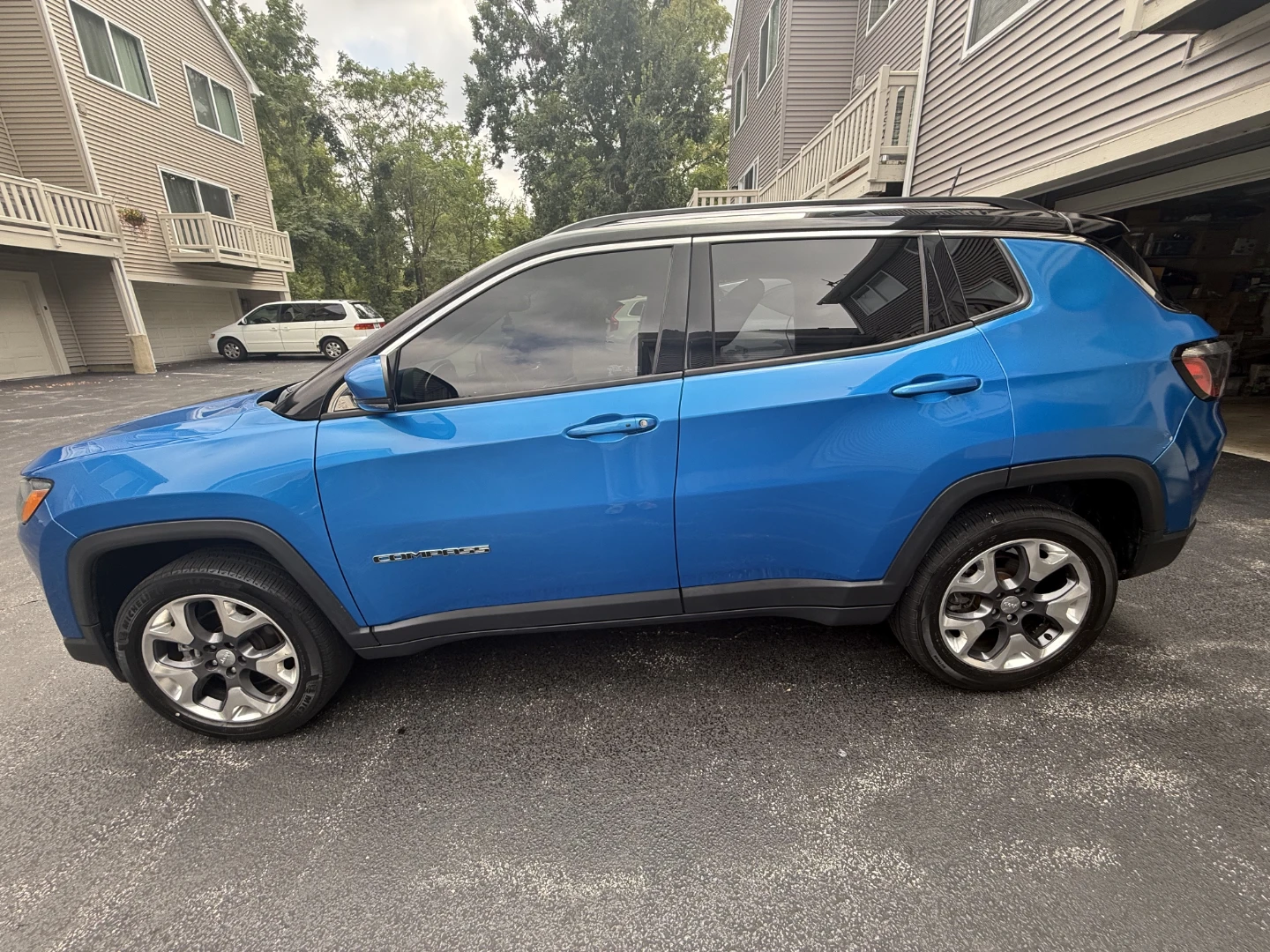 Blue Jeep Compass SUV - photo 3