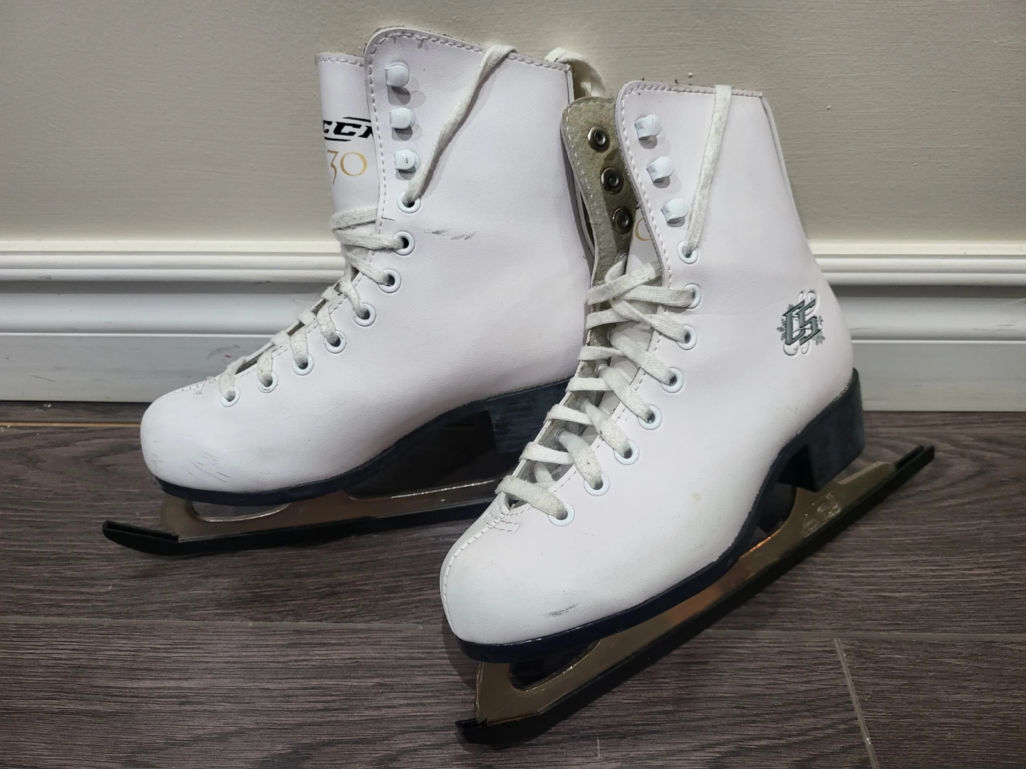 CCM 30 Girls' Figure Skates (Youth Size 1)