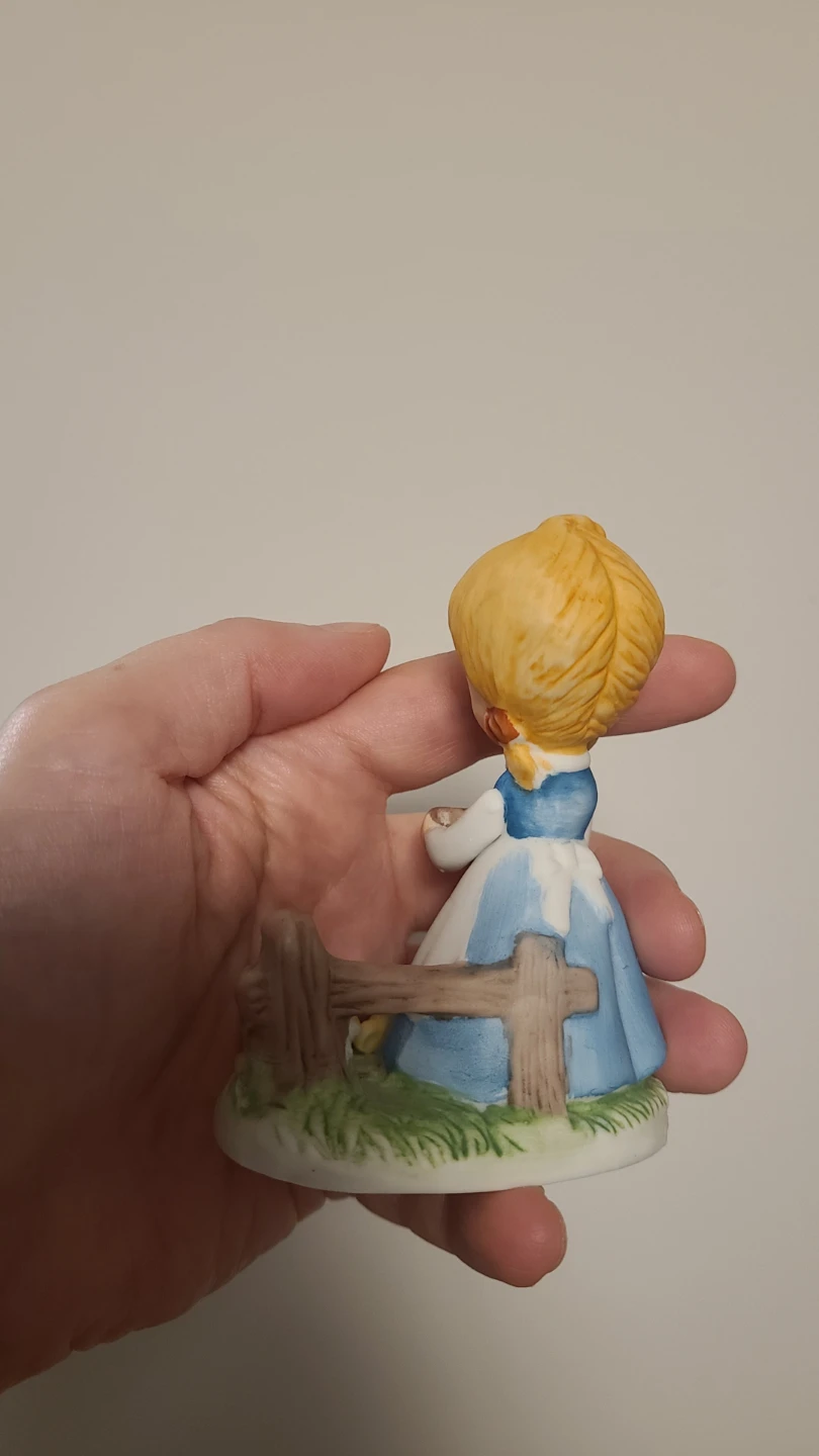 Katz Porcelain Figurine Girl with Chicks - photo 2