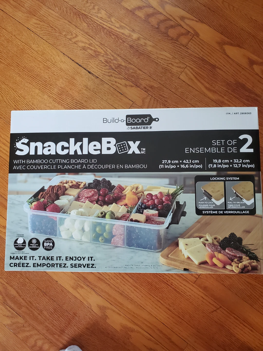 SNACK BOX WITH CUTTING BOARD