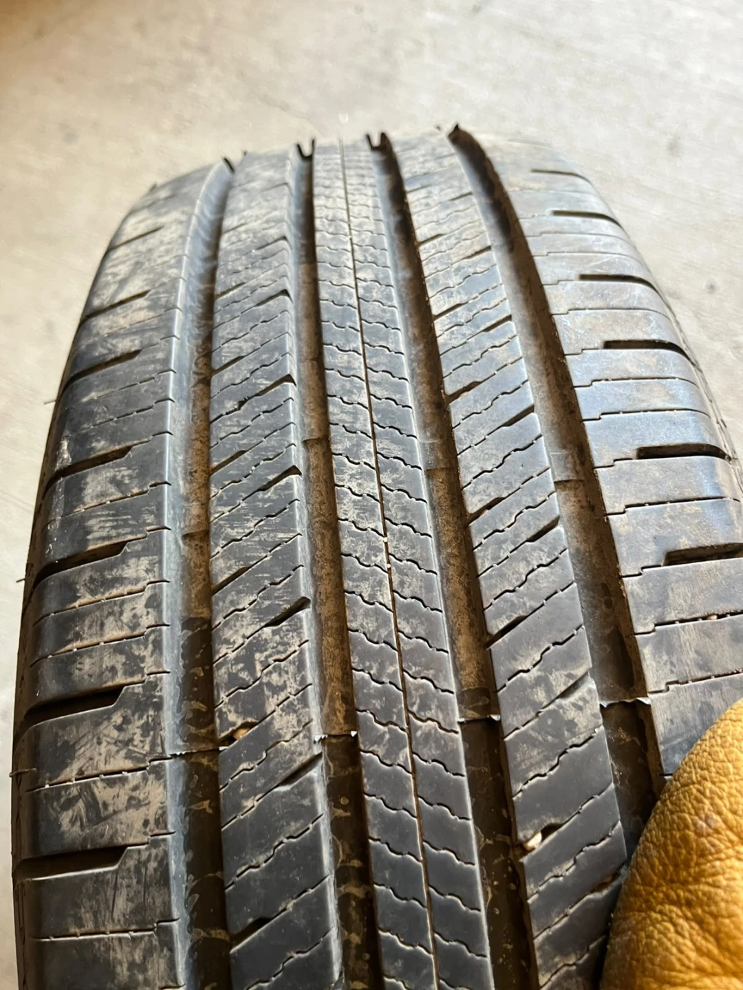 215/70R16 Motomaster Hydra Edge Tour - photo 2