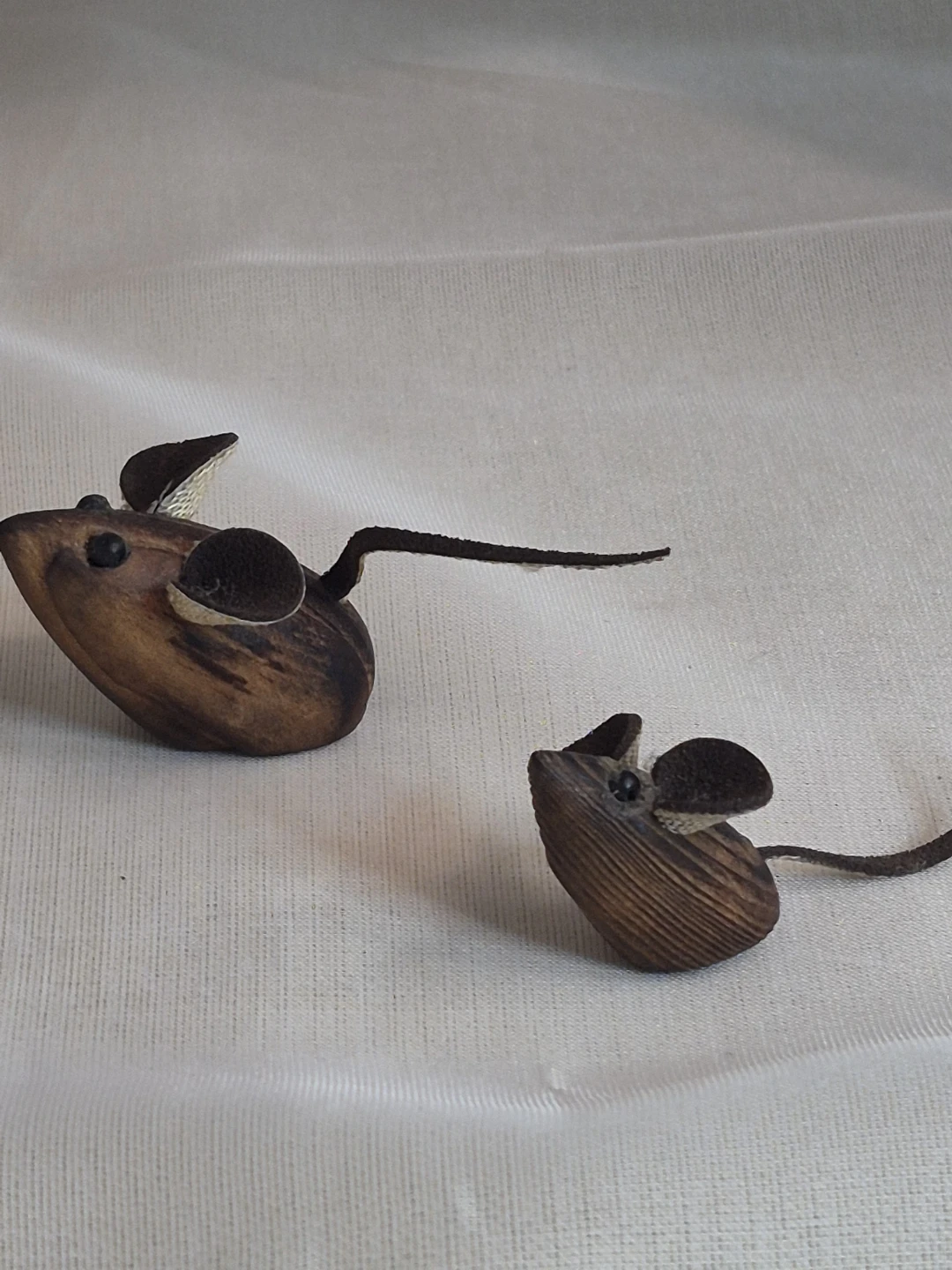 Pair of So Cute Vintage Tiny Hand Carved Hand Made Wooden Mice - photo 4