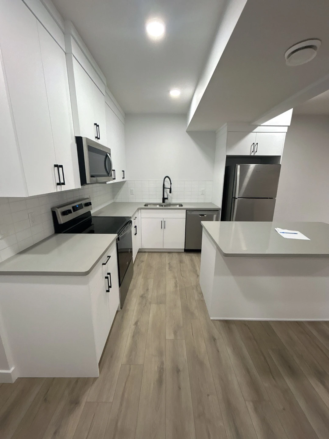 2 Bedrooms 1 bath Basement Suite - photo 2