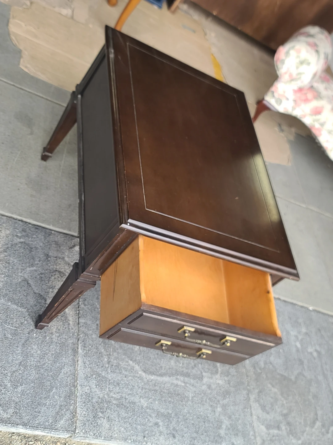 Traditional Dark Wood End Table - photo 3