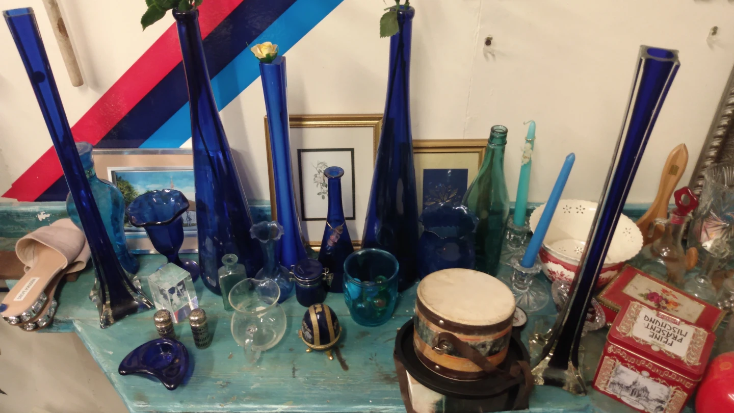 Set of four blue glass decorative vases - photo 2