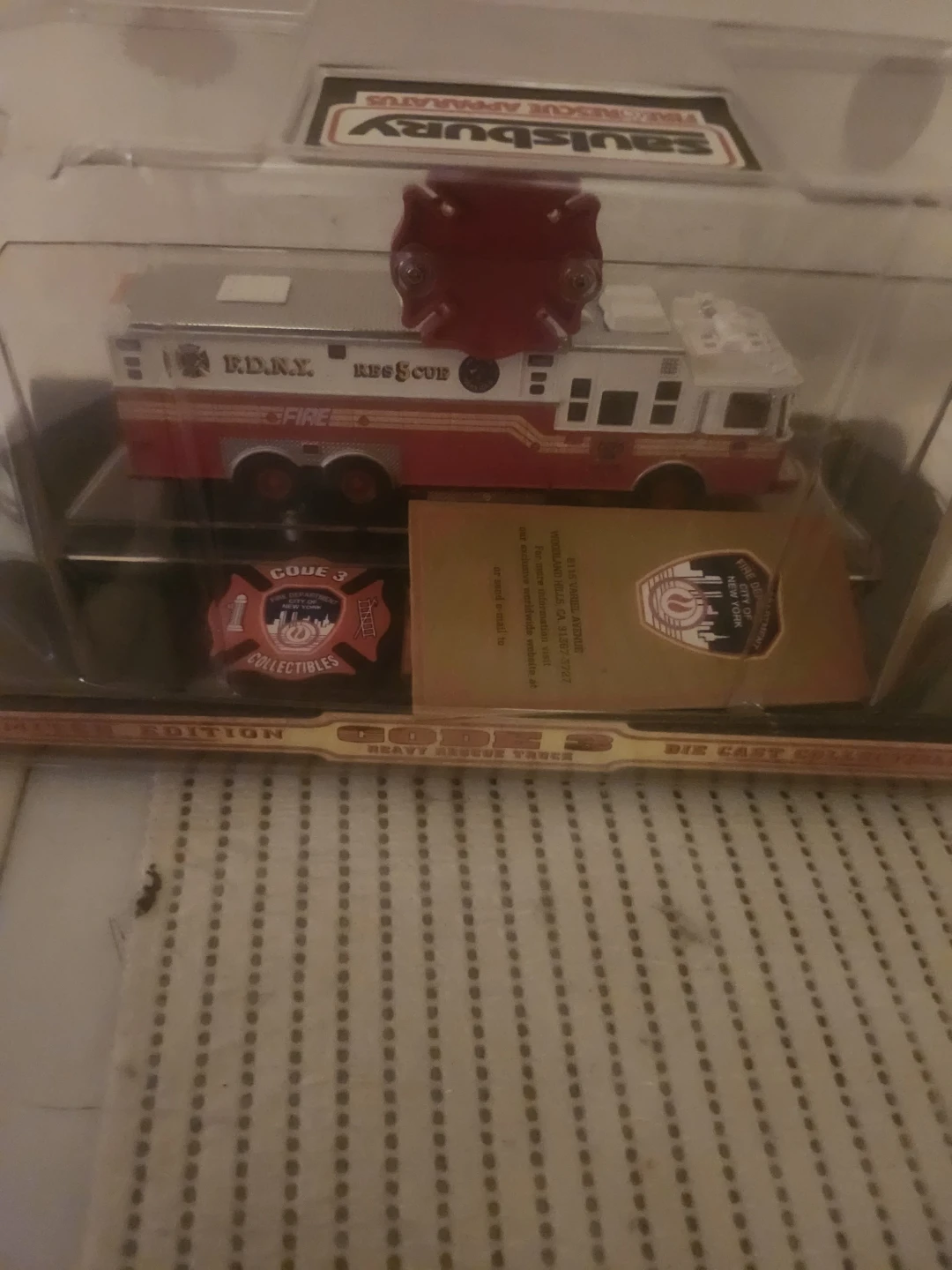 Code 3 Saulsbury F.D.N.Y. Heavy Rescue Truck - photo 4