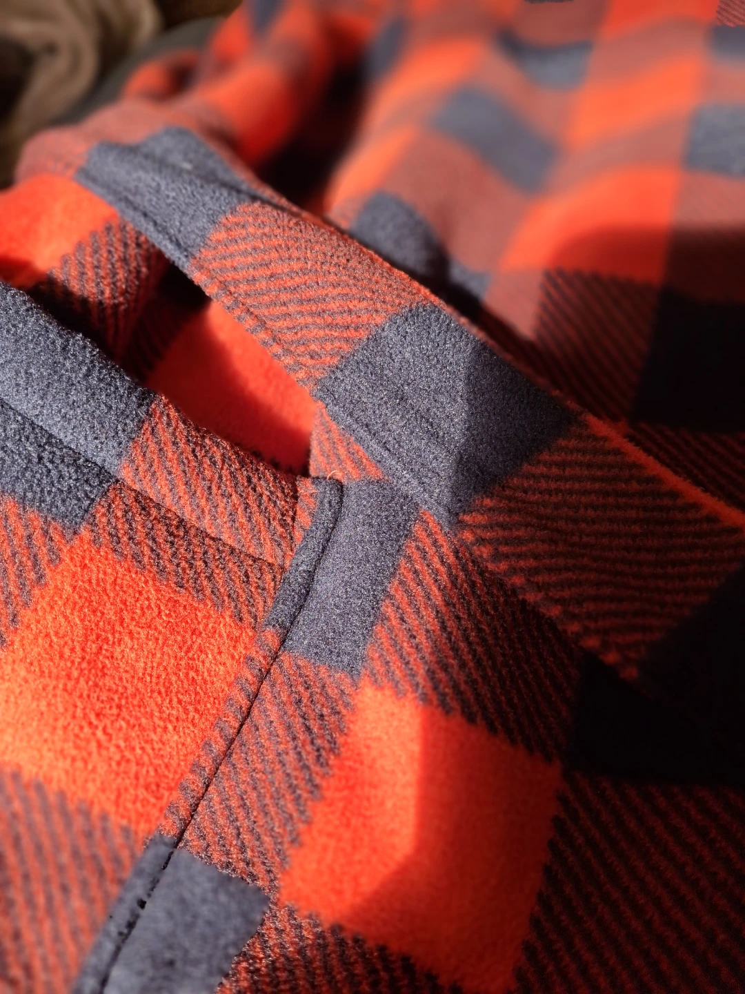 Red and black buffalo check hooded bathrobe - photo 4