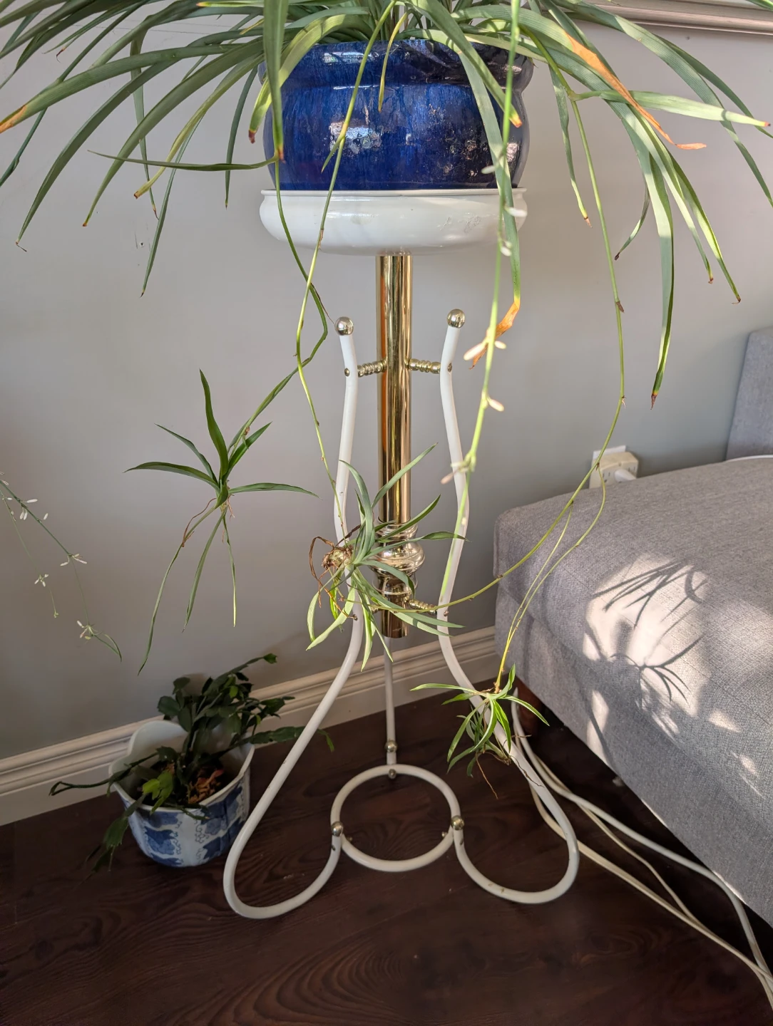 Gorgeous Vintage Mid-Century White & Gold Pedestal Plant Stand