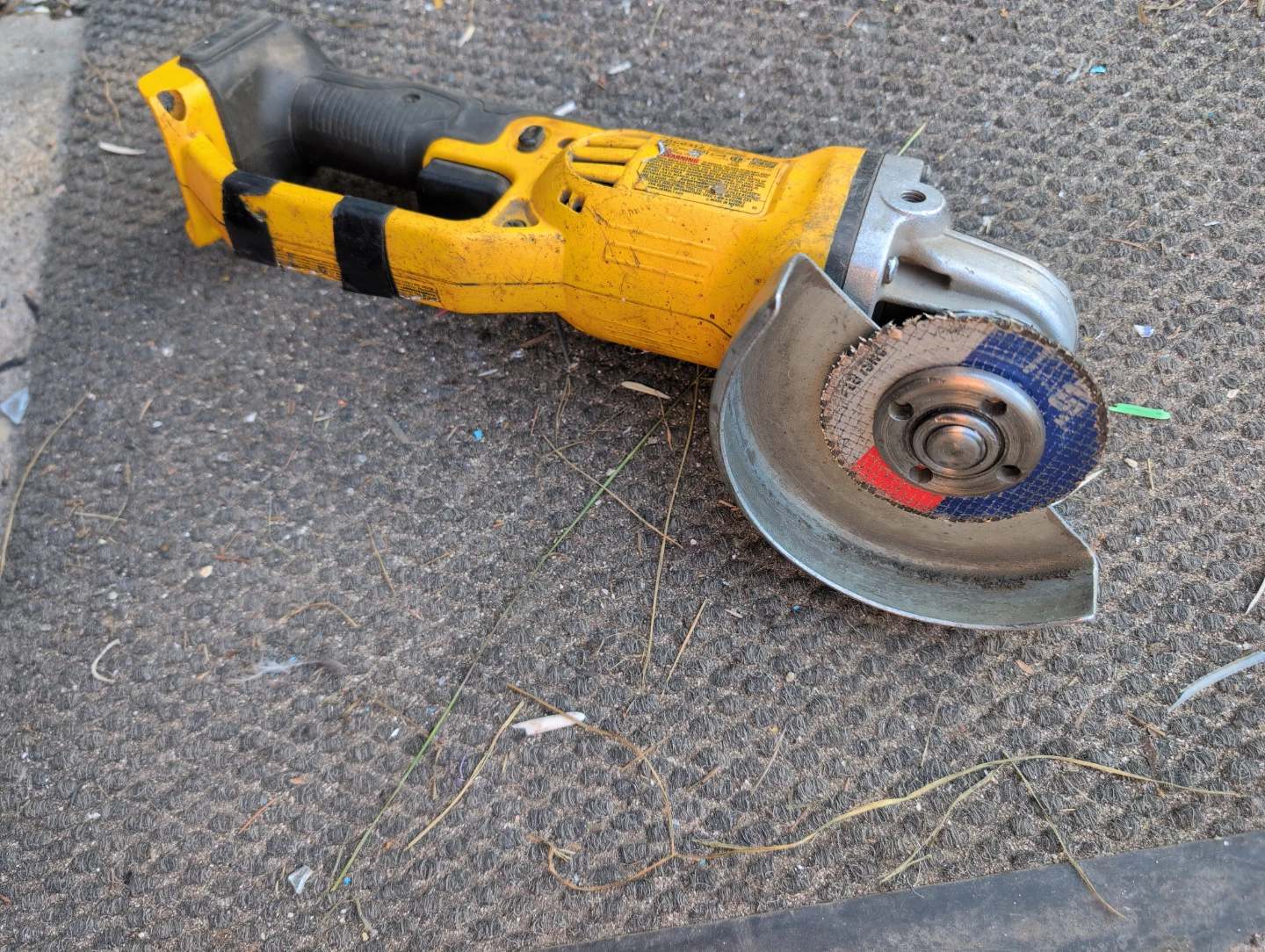 DEWALT 20V MAX 4-1/2 Inch Grinder DCG412 - photo 3