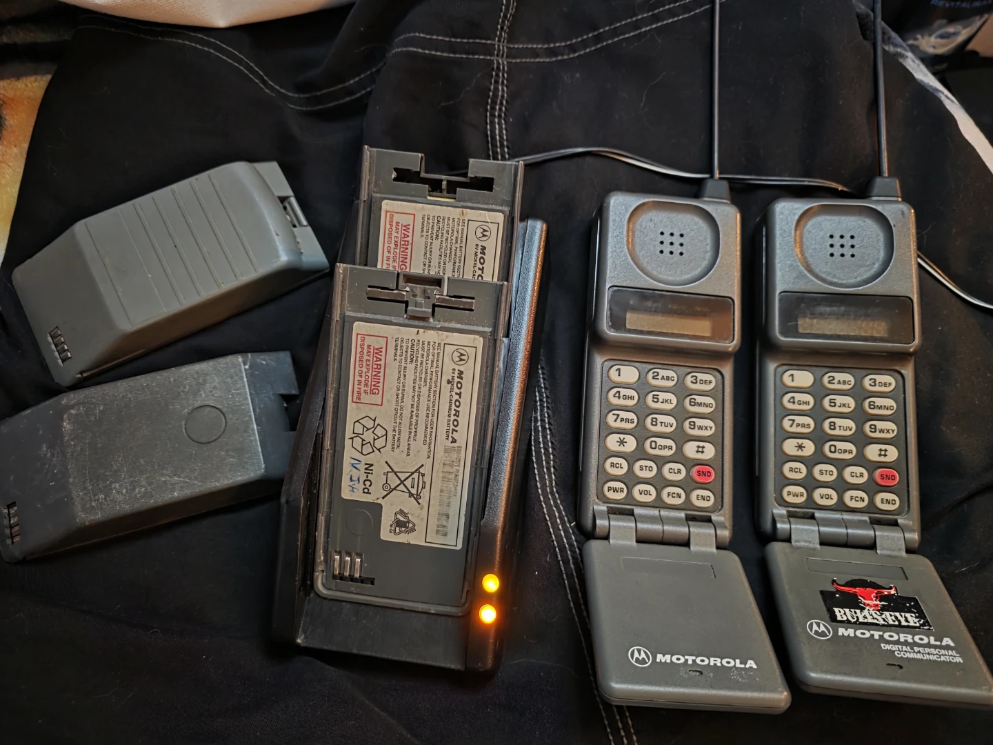 📞 90s Tech: Working Twin Motorola Brick Phones & Dock Bundle - photo 5