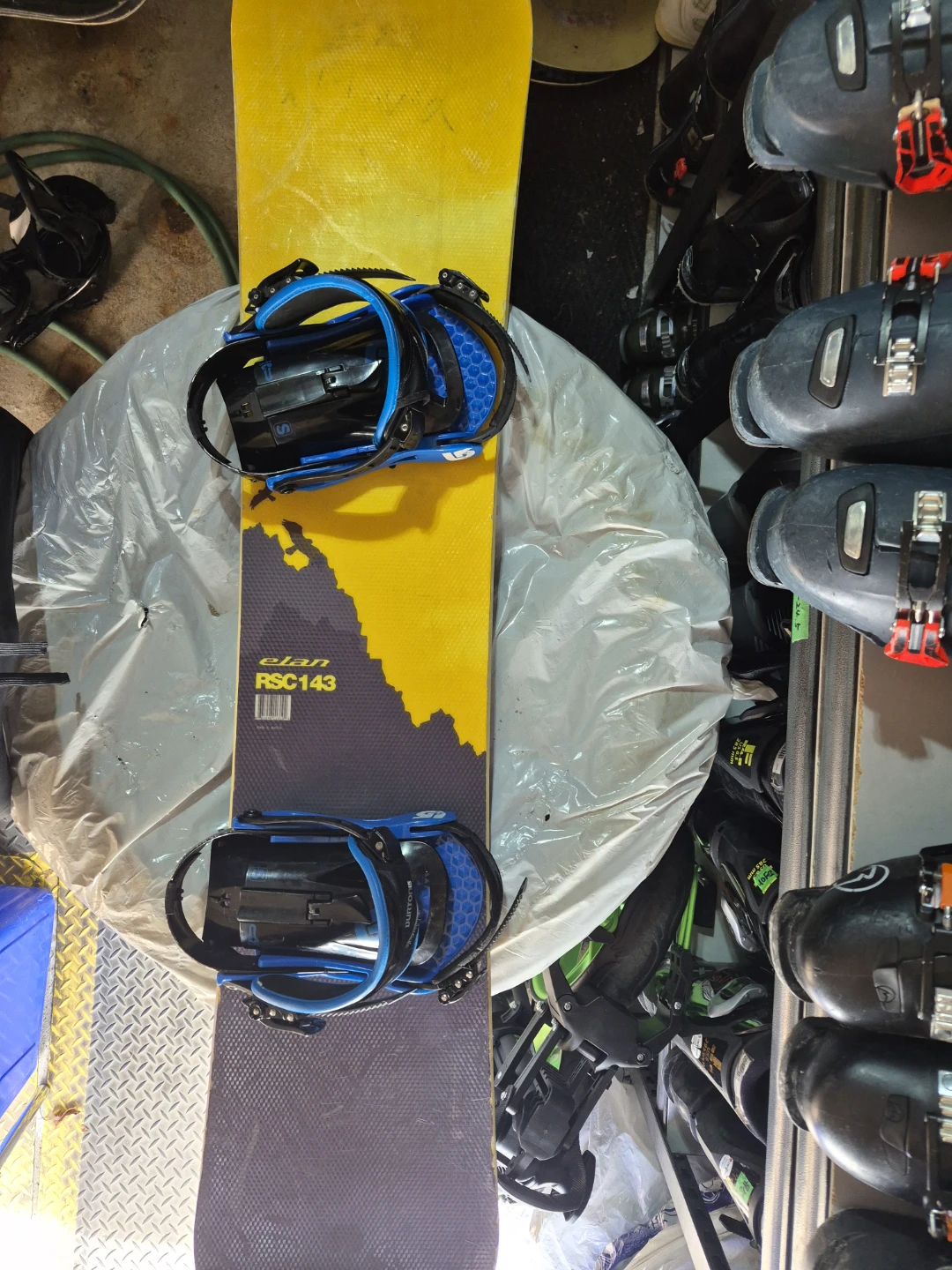 Elan RSC143 Snowboard with Bindings
