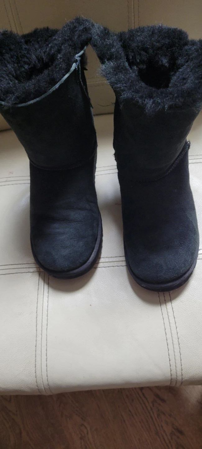 UGG Black bailey bow Boots sz 6