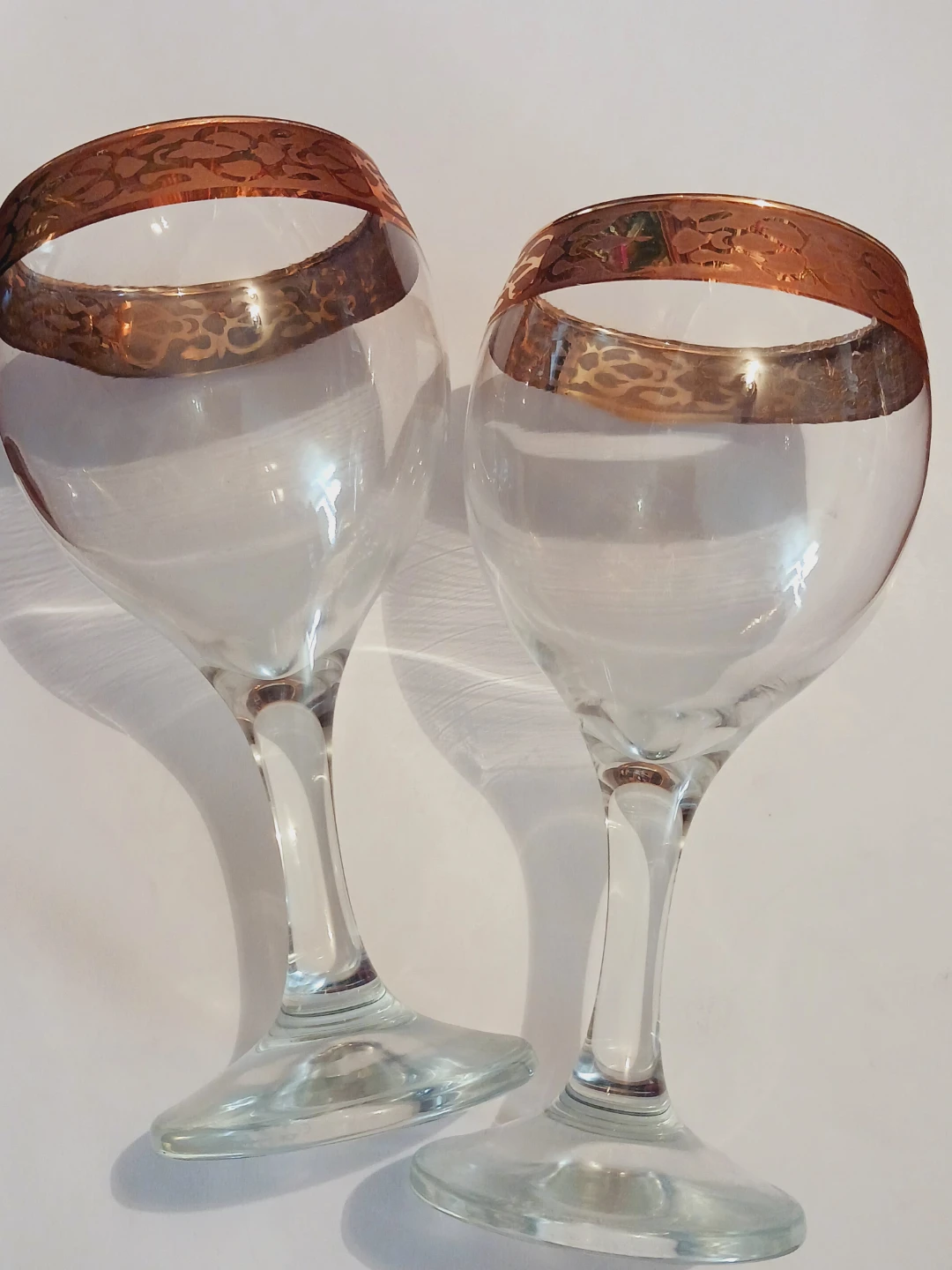 Set of 2 Beautiful Wine Glasses with 22K Gold Rim - photo 2