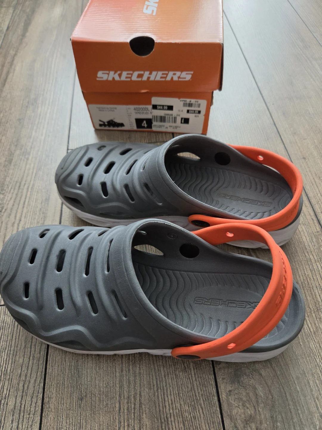 🏈kids junior size 4 Skechers sandals