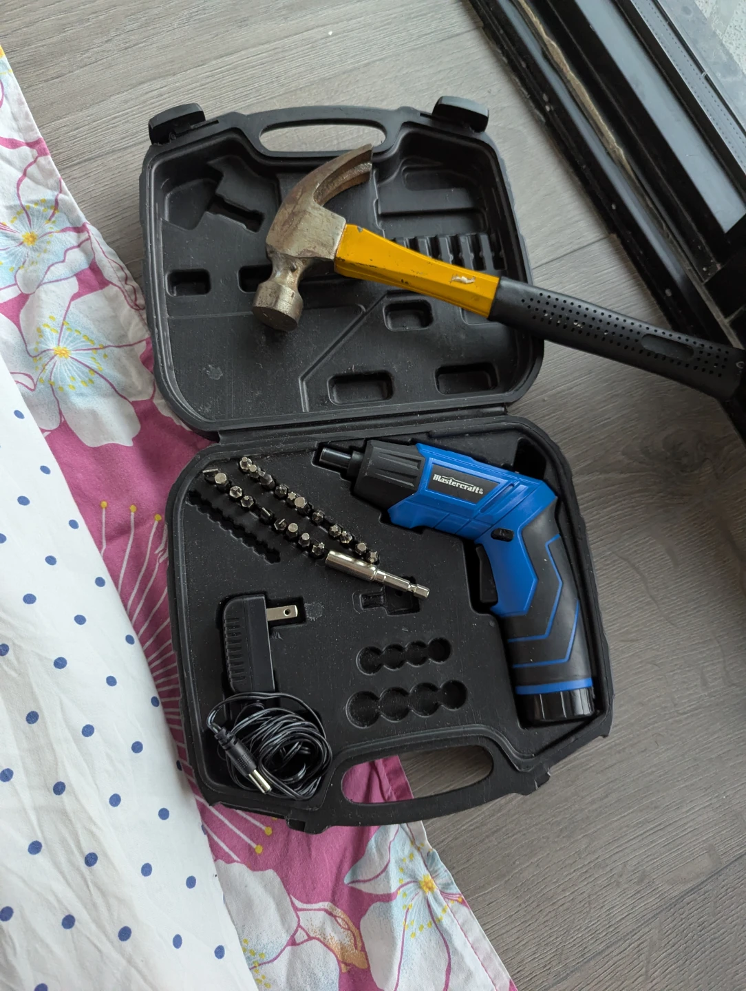Mastercraft 4V Cordless Pivoting Screwdriver/Flashlight Kit