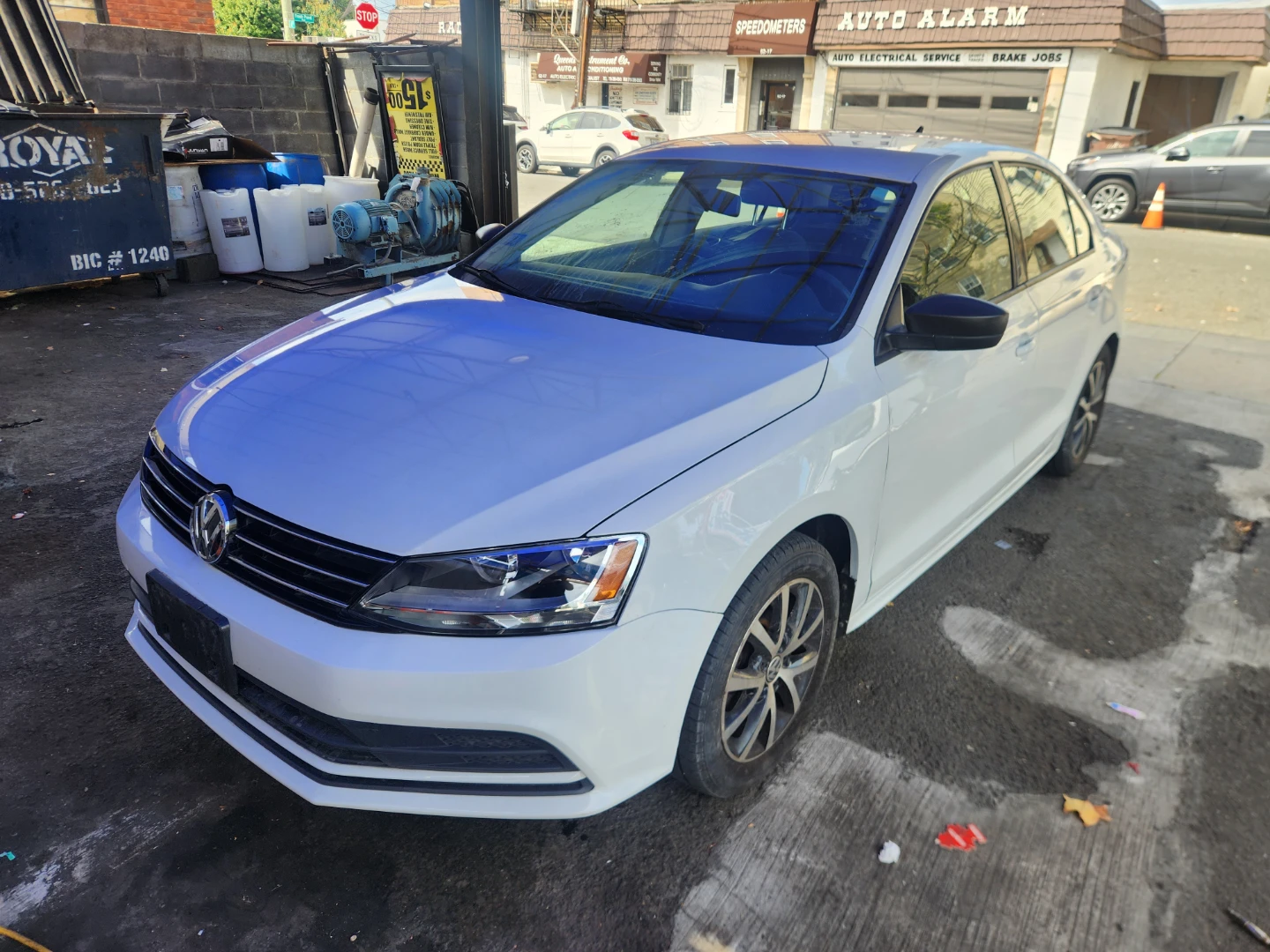 White Volkswagen Jetta SE