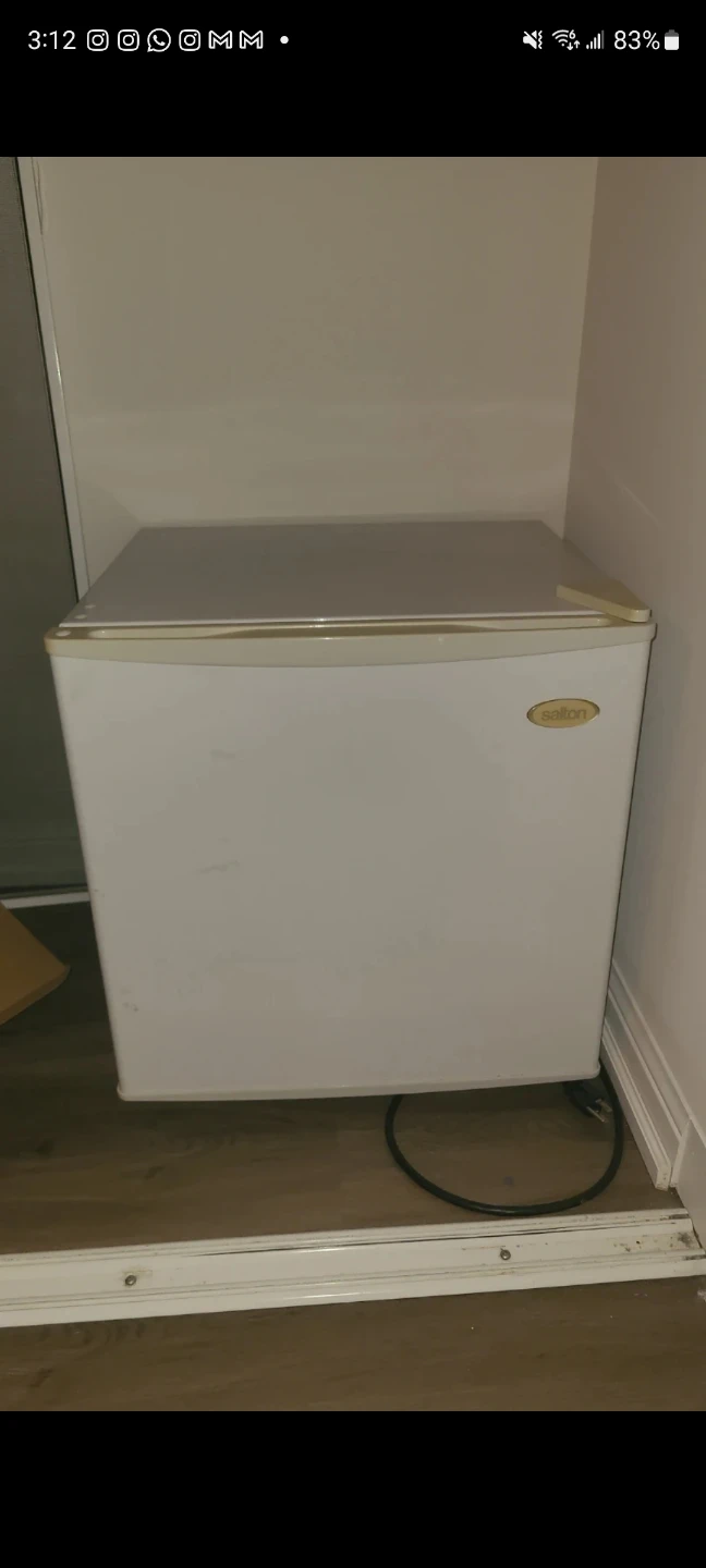 Salton Compact Mini Fridge - photo 2