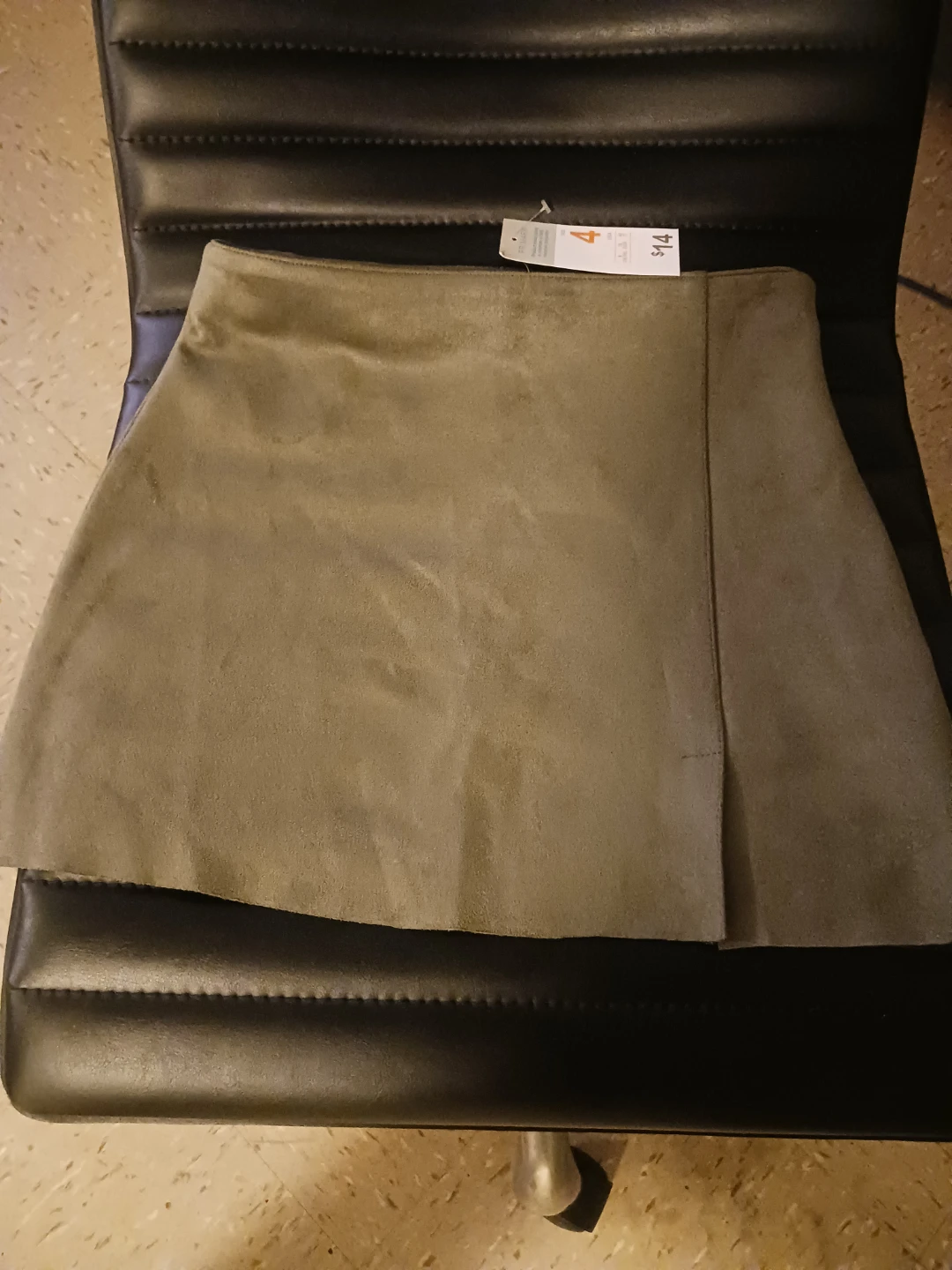 🏈 Olive Faux Suede Mini Skirt Size 4 - photo 2