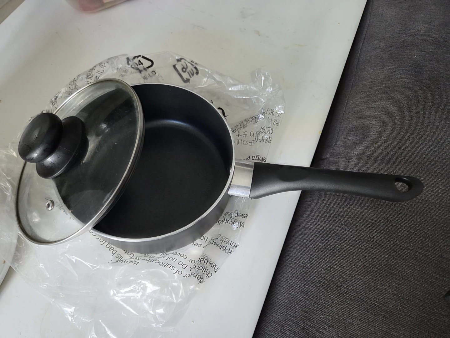 AmazonBasics Non-Stick Saucepan with Glass Lid - photo 5