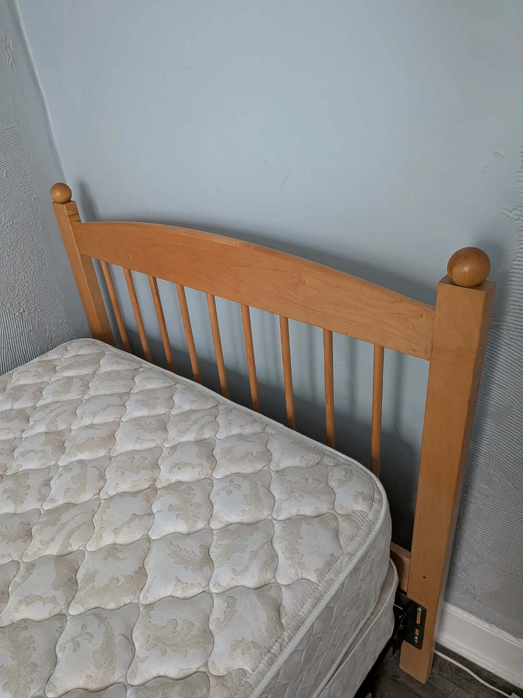 (Price Flexible) Twin Size Metal Bed Frame with Wooden Headboard - photo 3