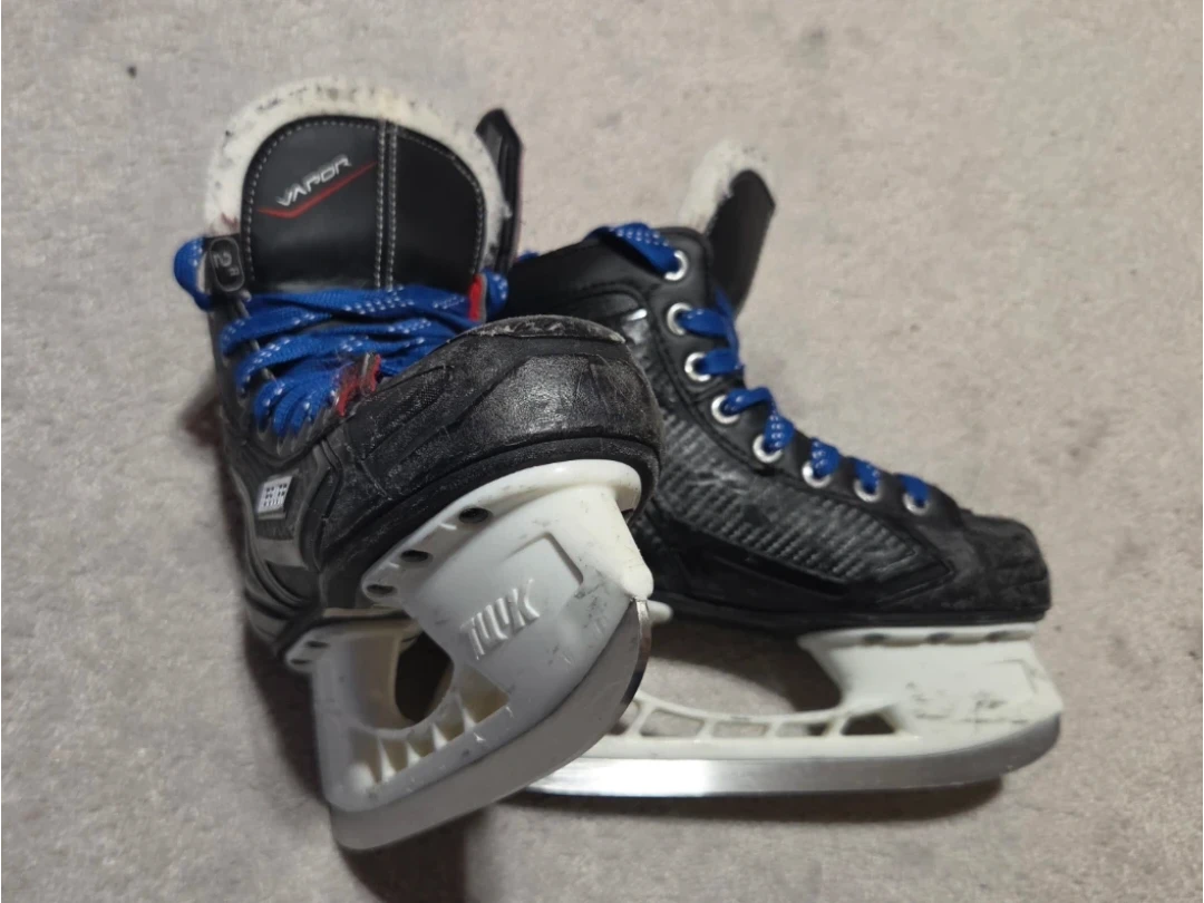 🏈 Bauer Vapor Ice Skates - Size 2R