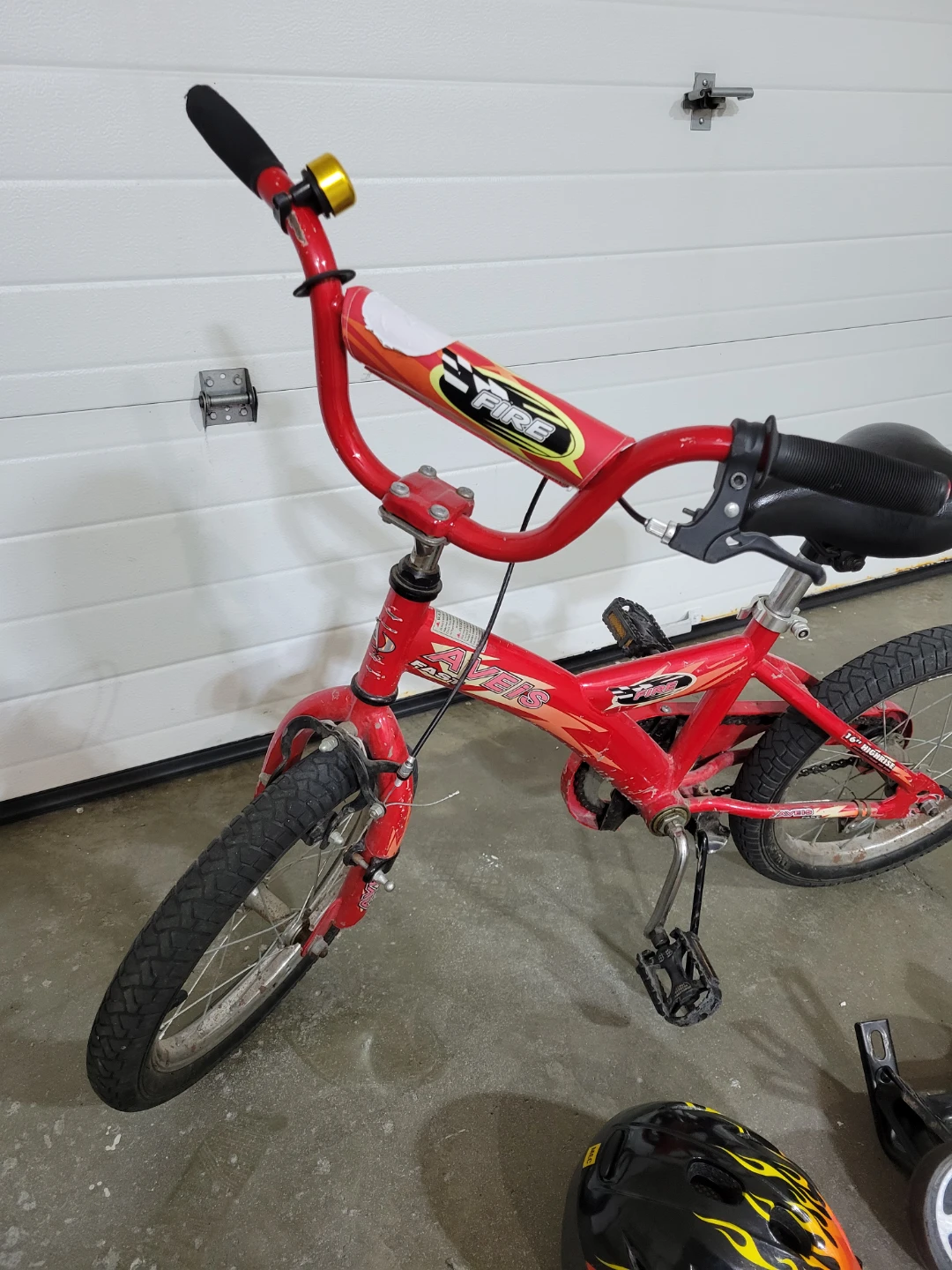 Aveis Fire 16-inch Children's Bike Helmet Training Wheels - photo 2
