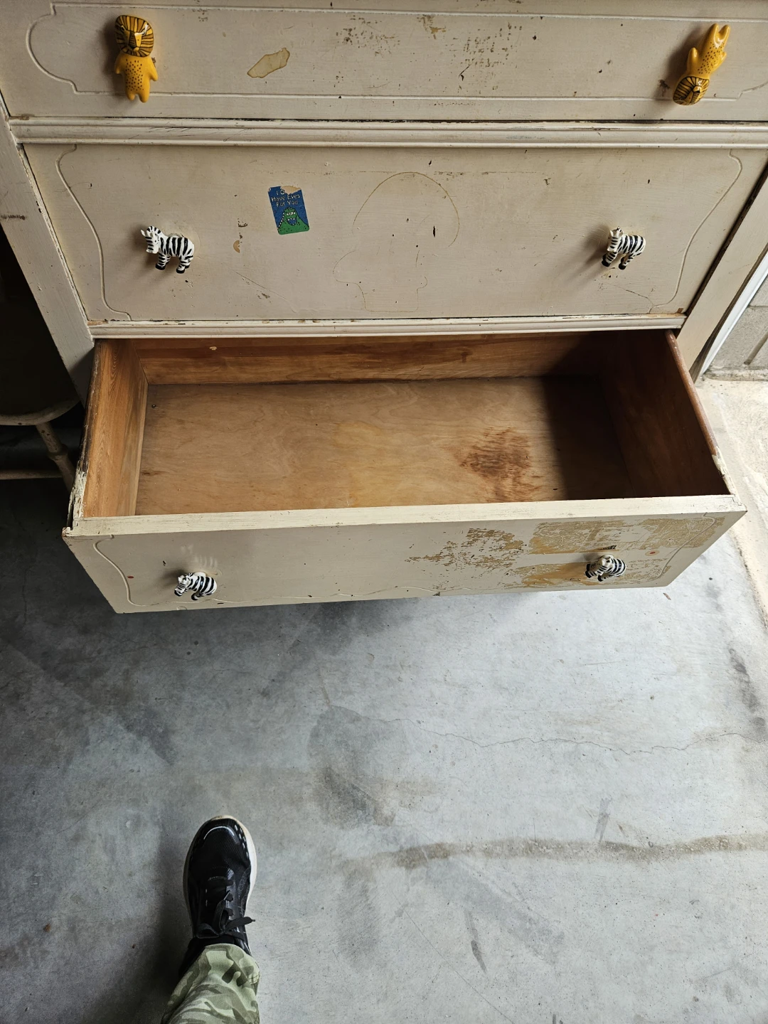 White Dresser with Decorative Knobs🏈 - photo 5
