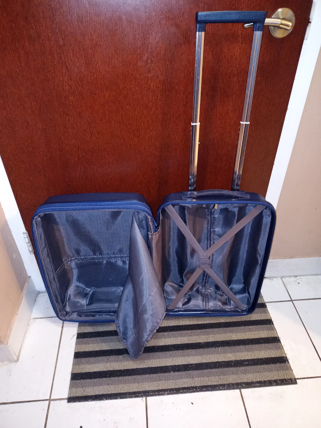Small Luggage With Swivel Wheels - photo 2