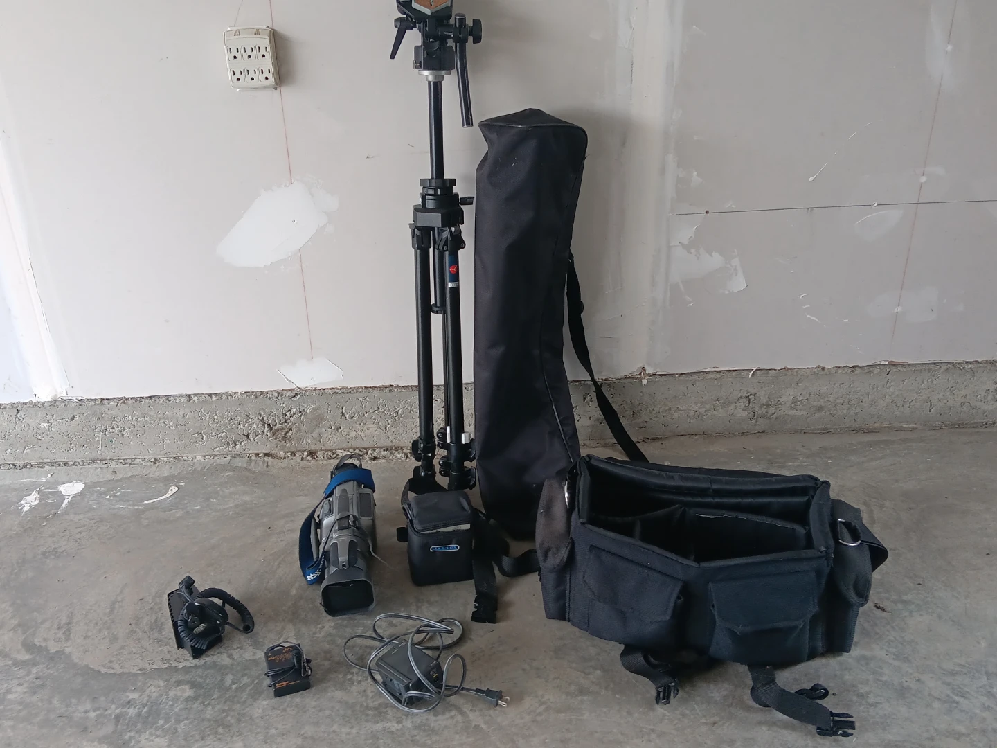 Sony DCR-VX1000 MiniDV camcorder with tripod - photo 4