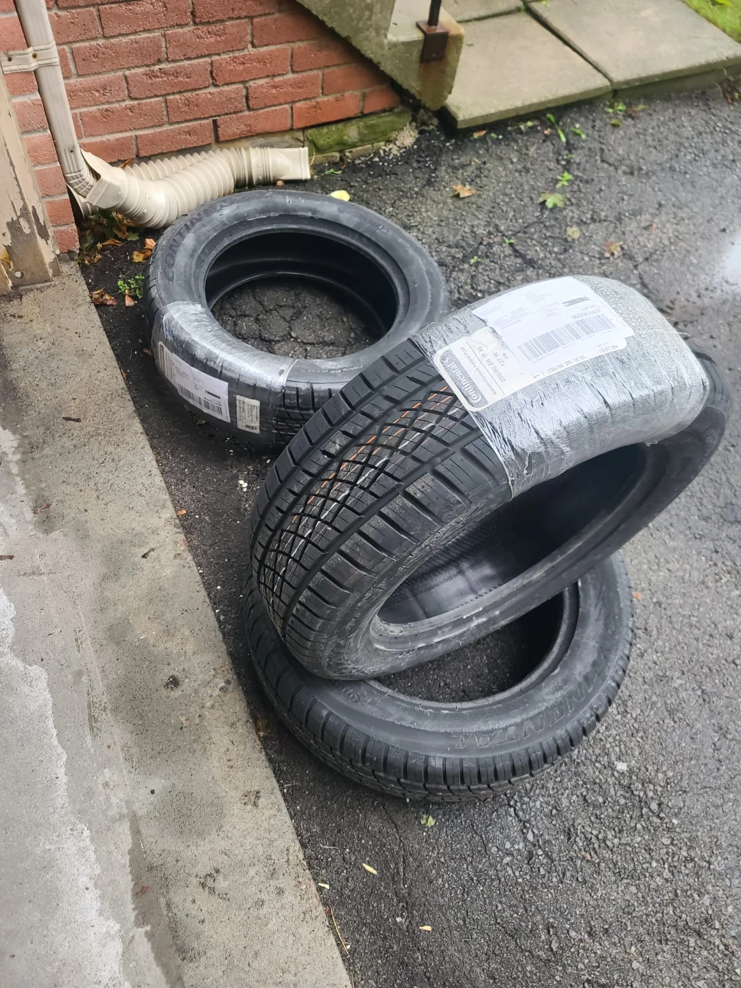 4x 235/60/18 all weather Continental ExtremeContact Tires - photo 2