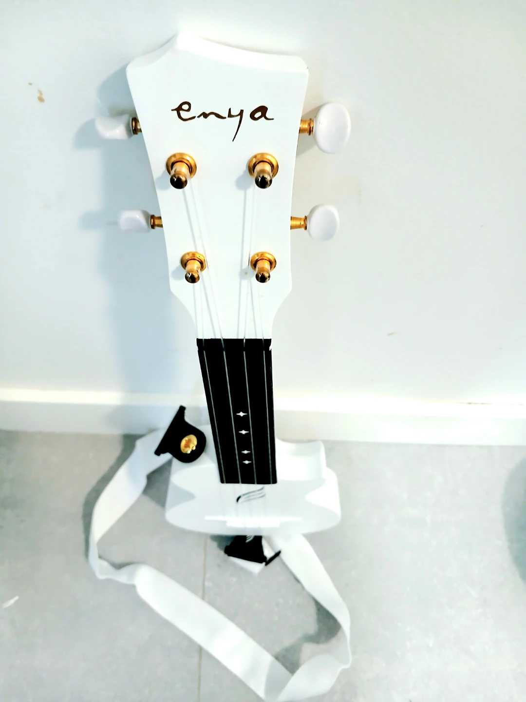 Enya White Ukulele with Accessories - photo 3