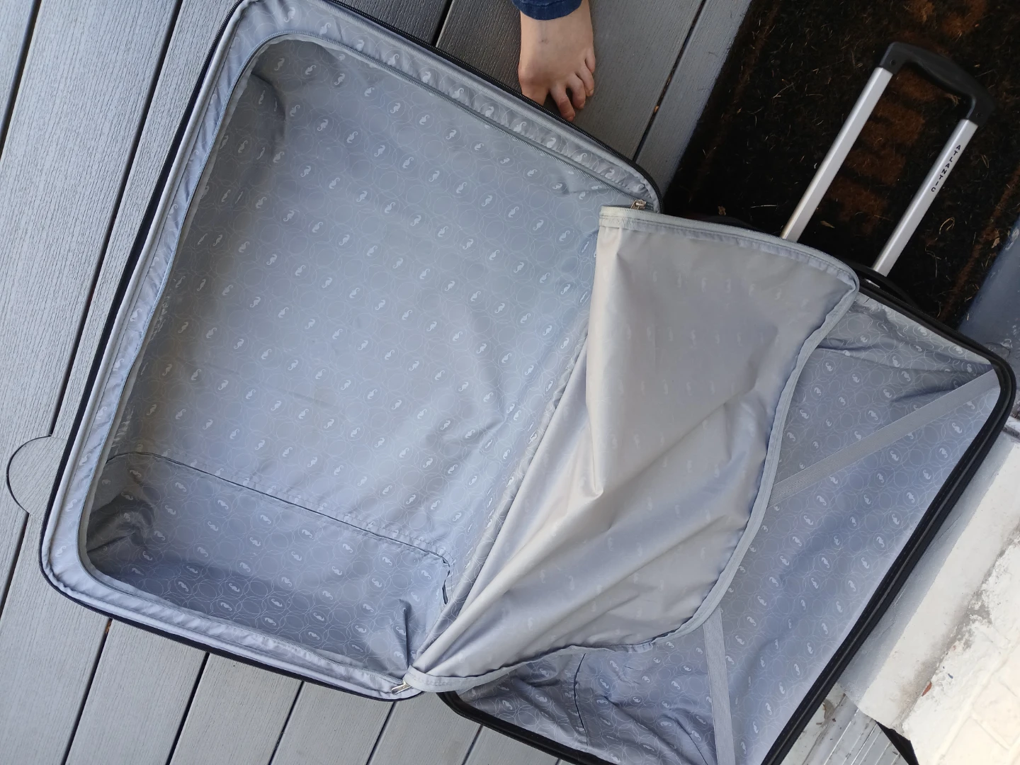 Atlantic Burgundy Hardside Spinner Suitcase - photo 4