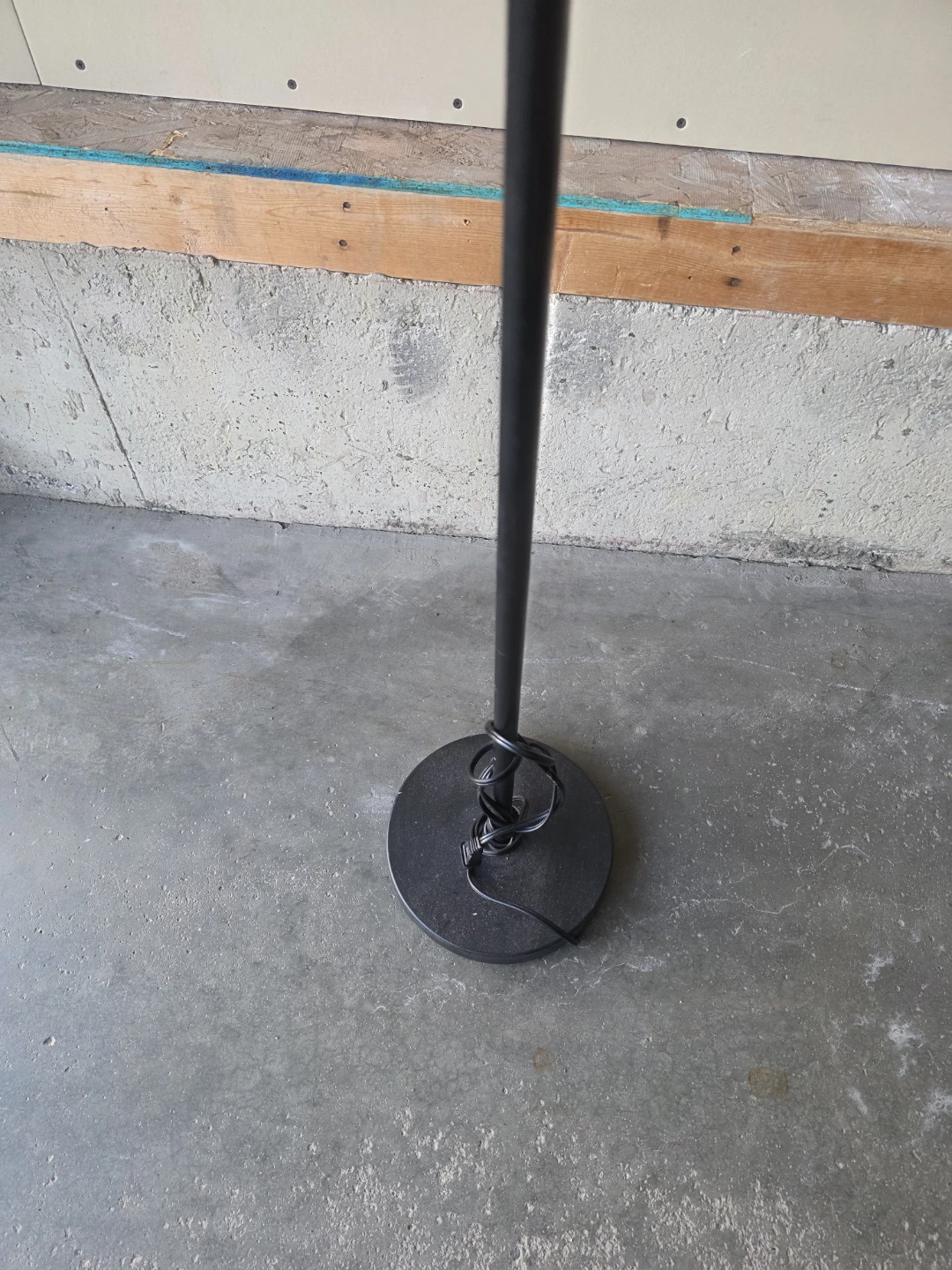 Minimalist black floor lamp base - photo 3