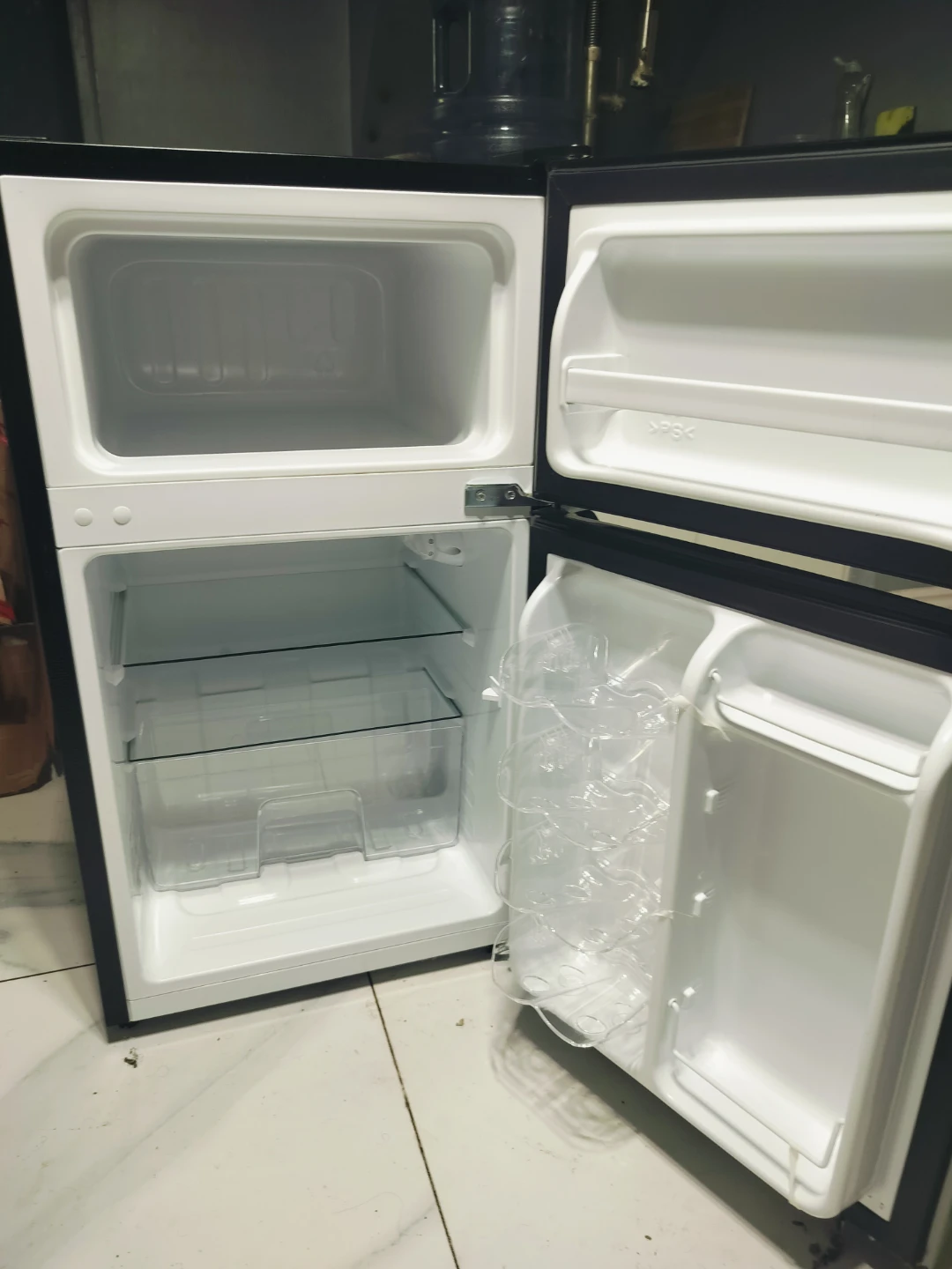 Hisense Compact 2-Door Refrigerator - photo 3