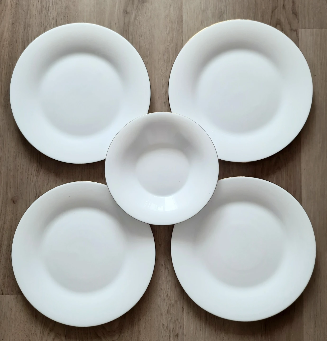 Set of 5 White Plates with Gold Trim - photo 2