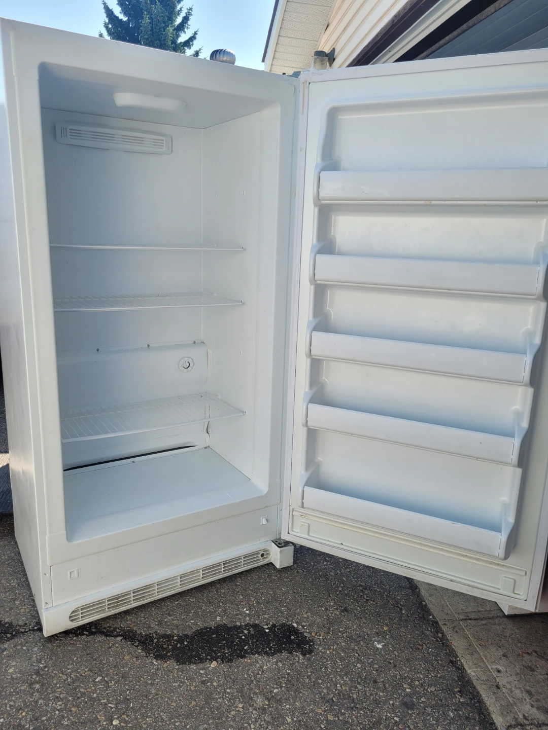 Beautiful Large Frigidaire Freezer - photo 2