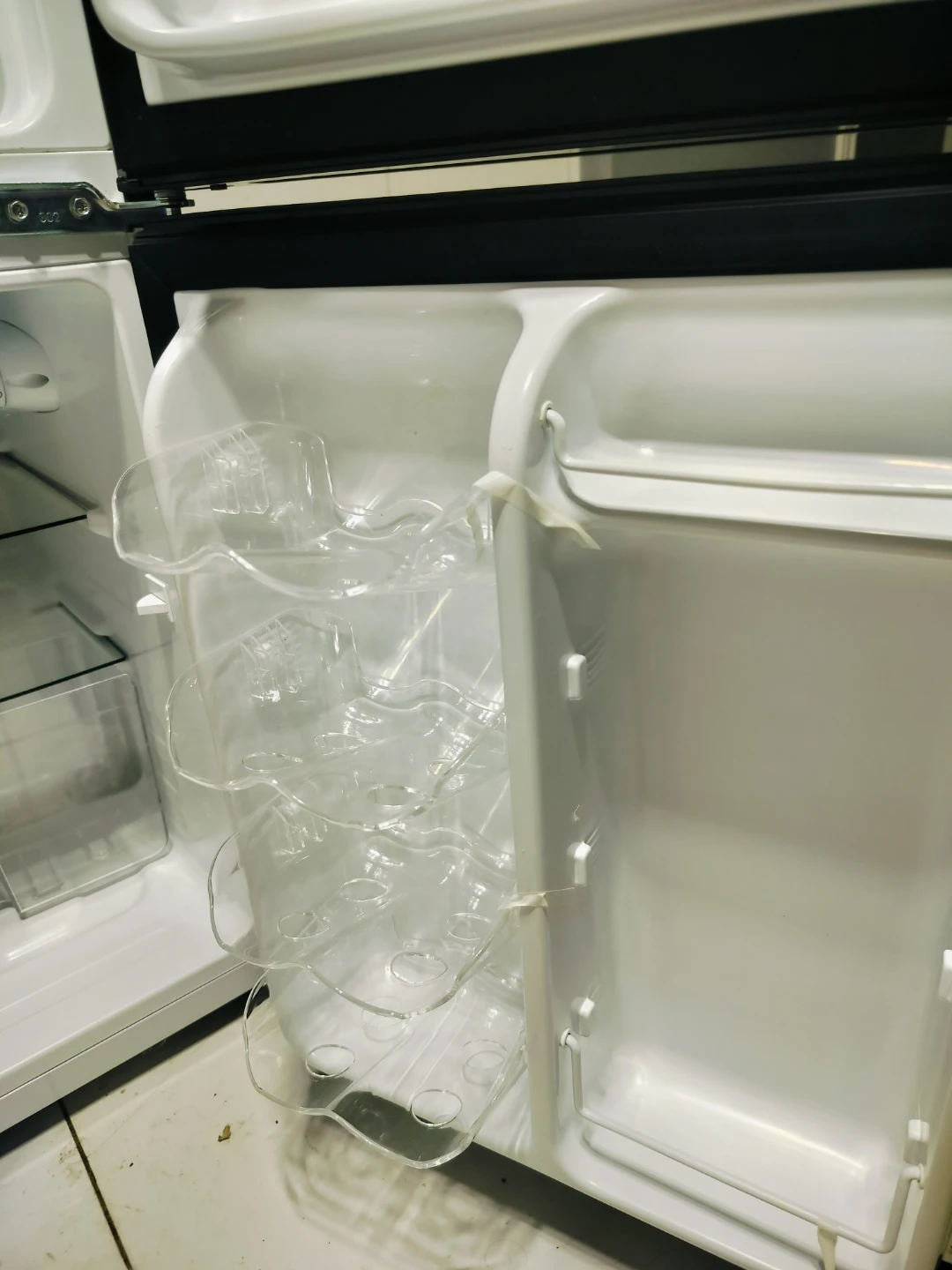 Hisense Compact 2-Door Refrigerator - photo 2