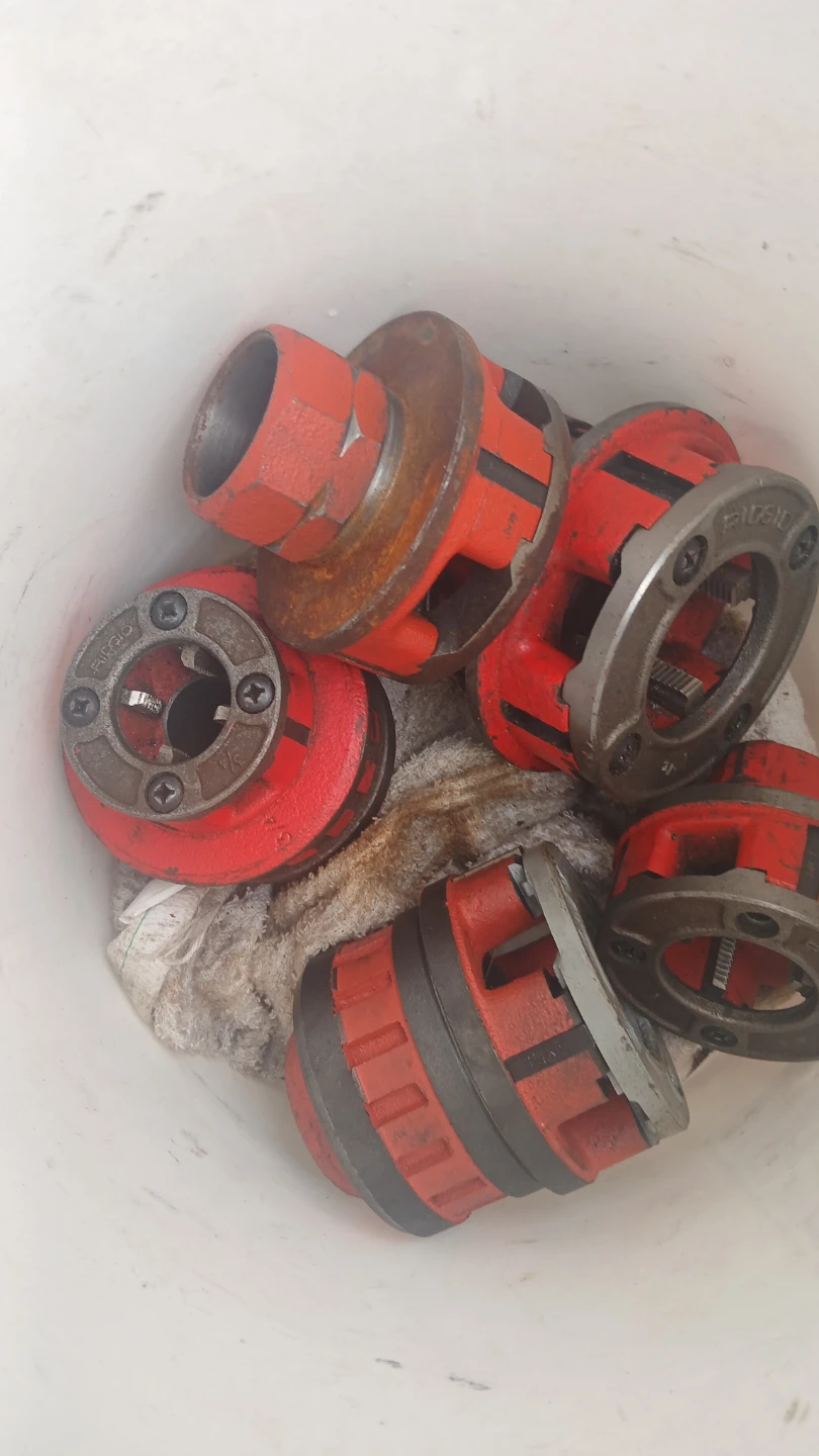 Pipe threader dies