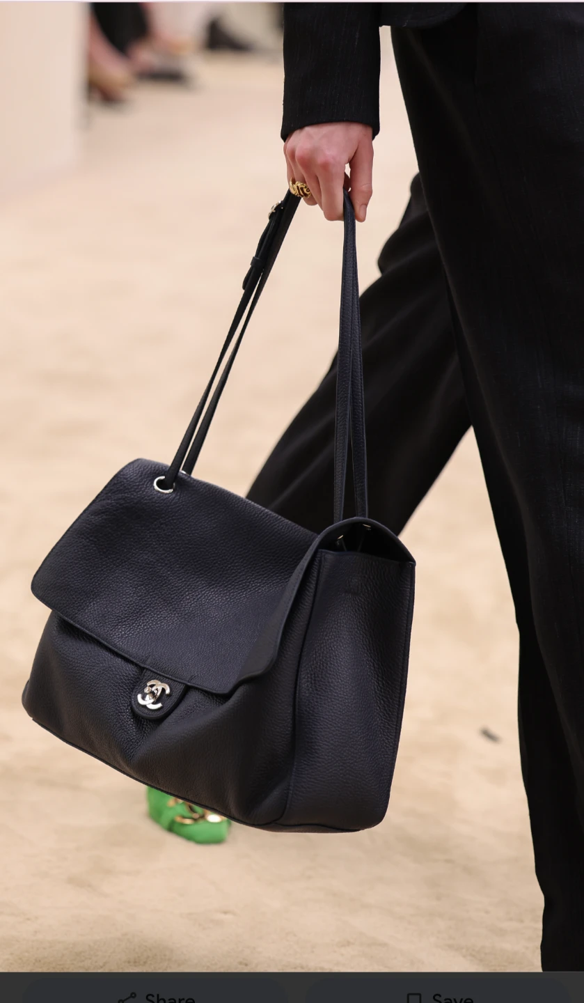 Chanel maxi flap - photo 4