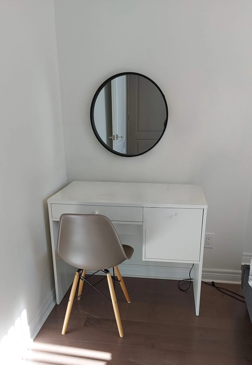 White Makeup Vanity Desk