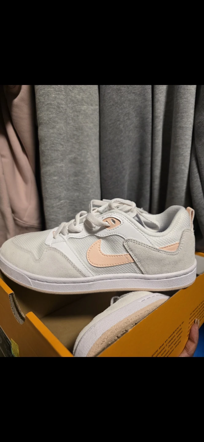 Nike Women's Sneakers White and Peach