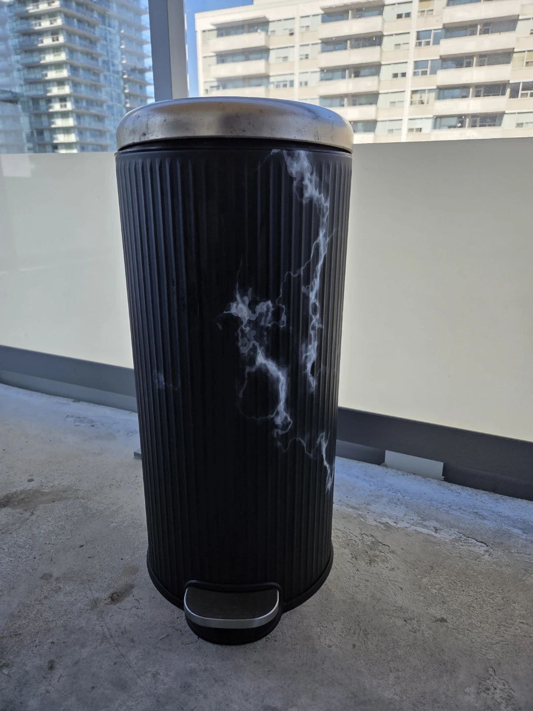 Black and white marble pedal bin - photo 2