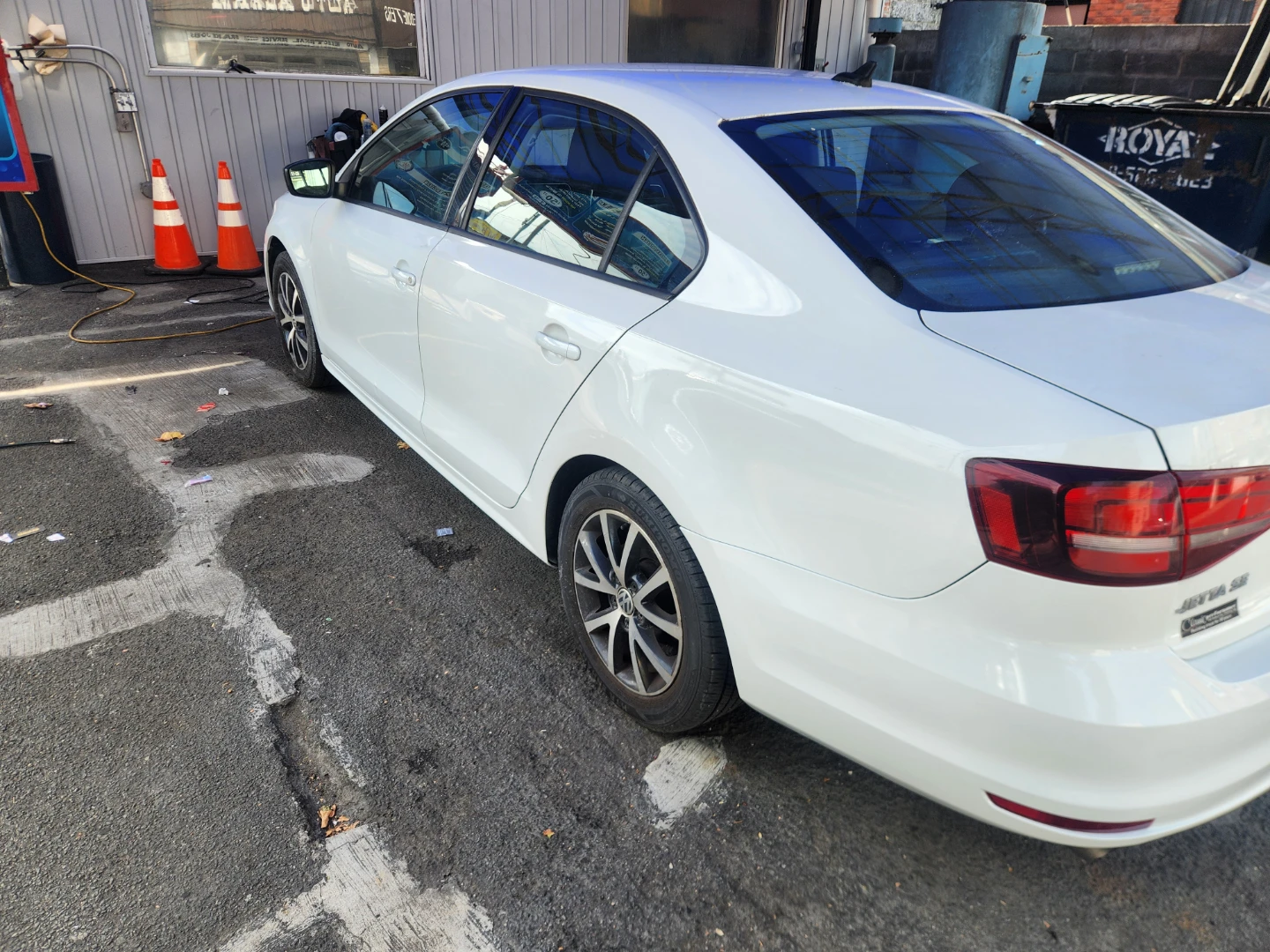 White Volkswagen Jetta SE - photo 3
