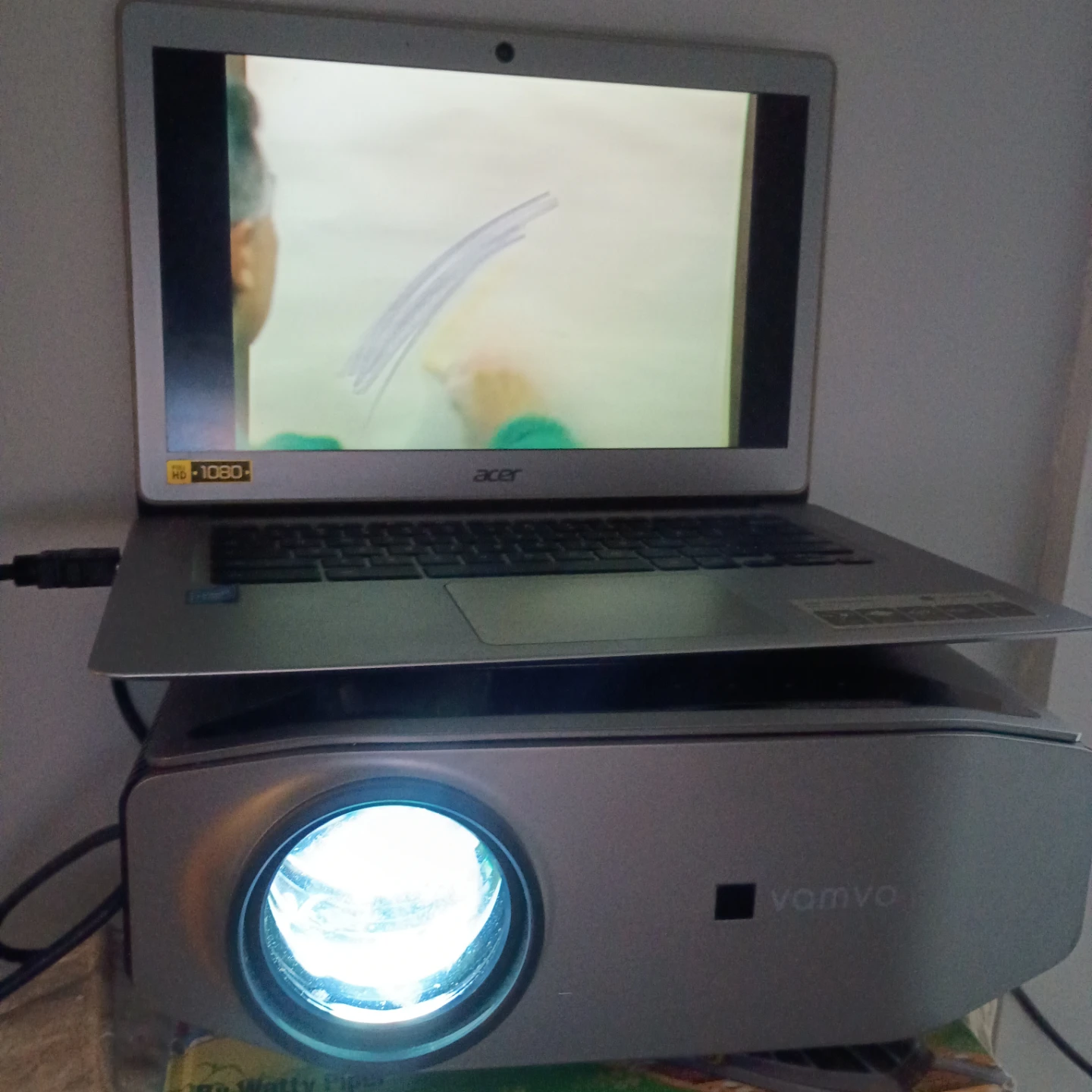 Vamvo Portable Projector with Carrying Case
