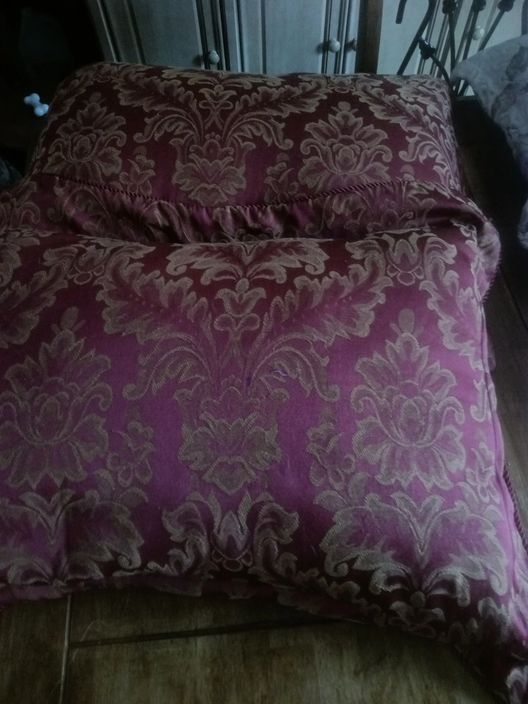 🏈Two Decorative Throw Pillows burgundy 5.00 white 5.00