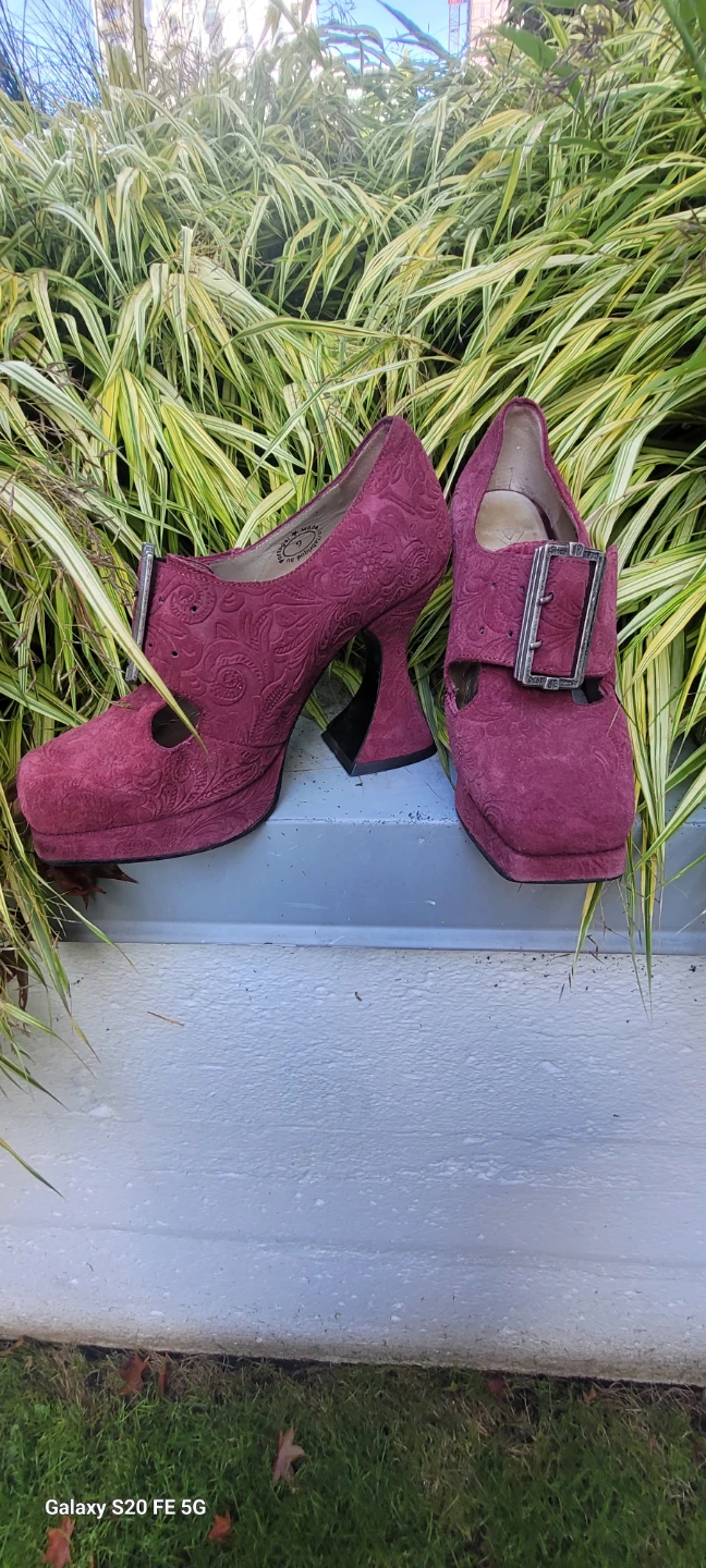 Size 9 Fluevogs