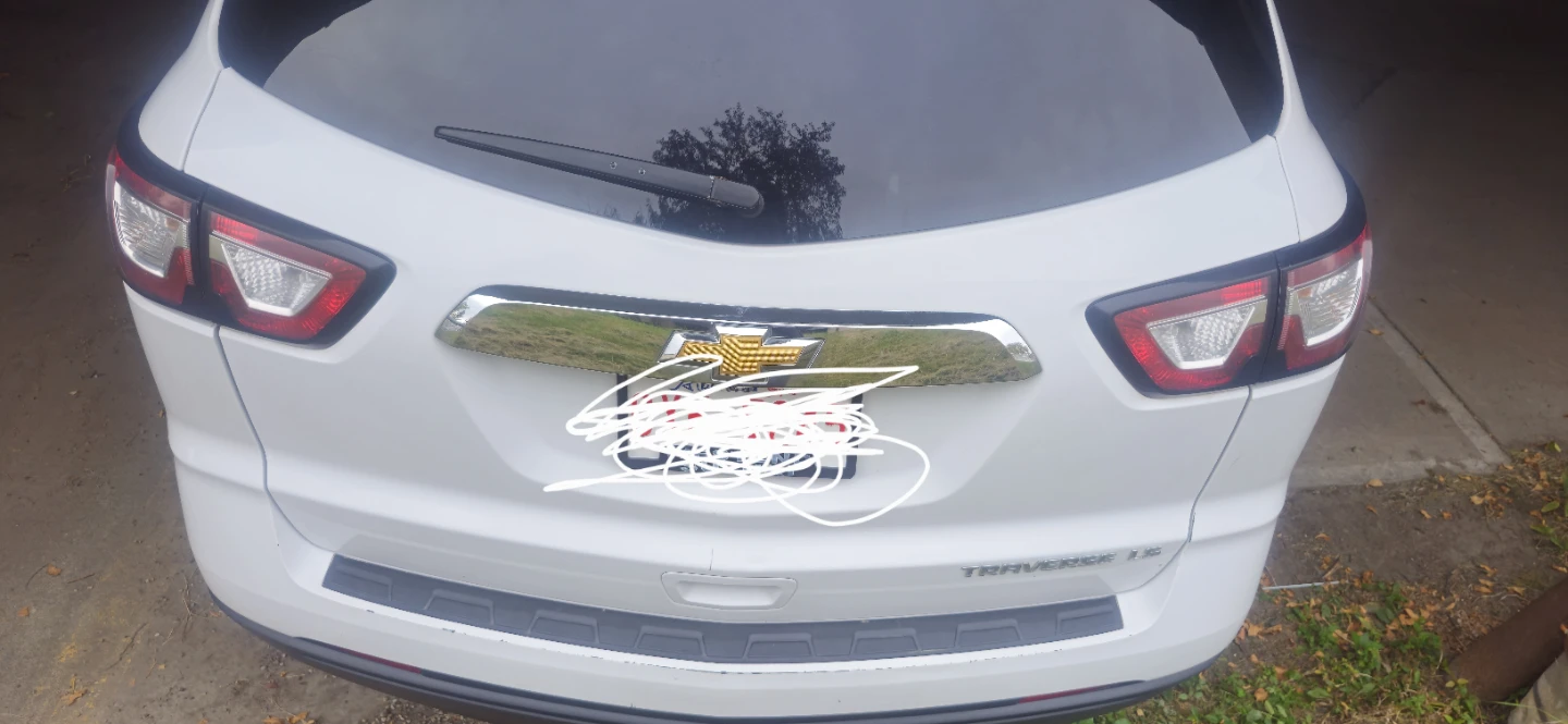 White Chevrolet Traverse SUV - photo 5