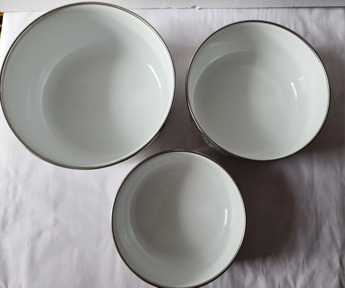 Set of 3 Enamel Bowls with Lids - photo 2