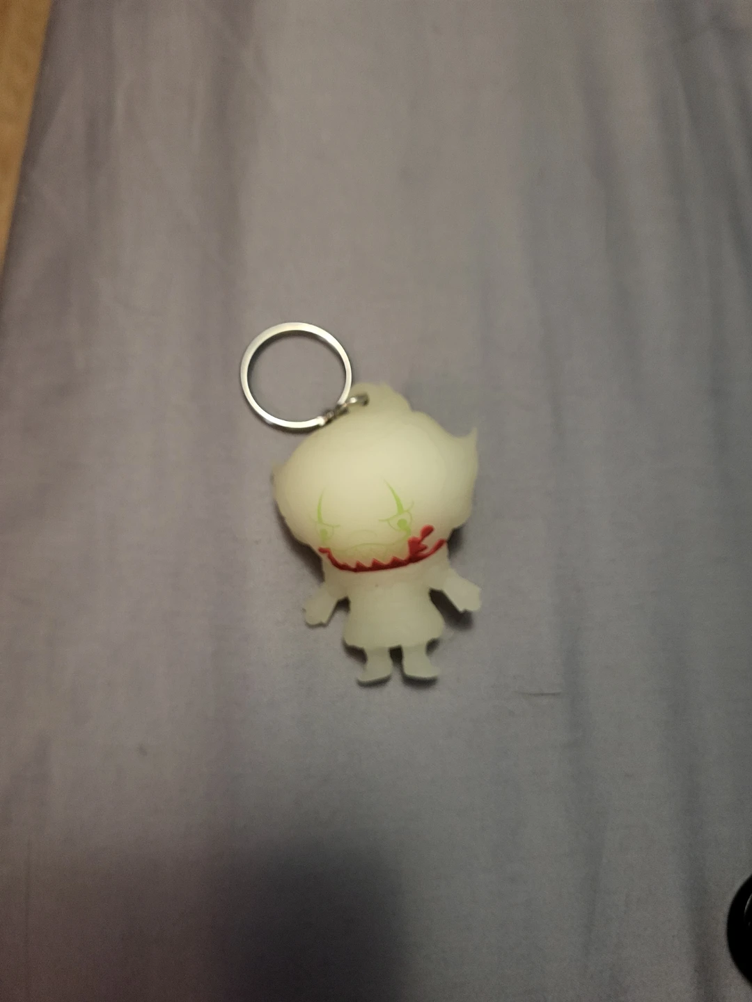Glow in the dark Pennywise chase, no tag
