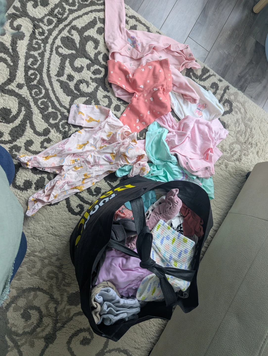Baby clothing bundle (0-6 M)